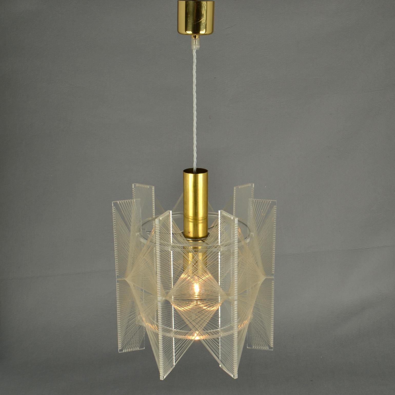 Mid Century Modern small Pendant Lamp in Clear Lucite, Wire and Brass For Sale 3
