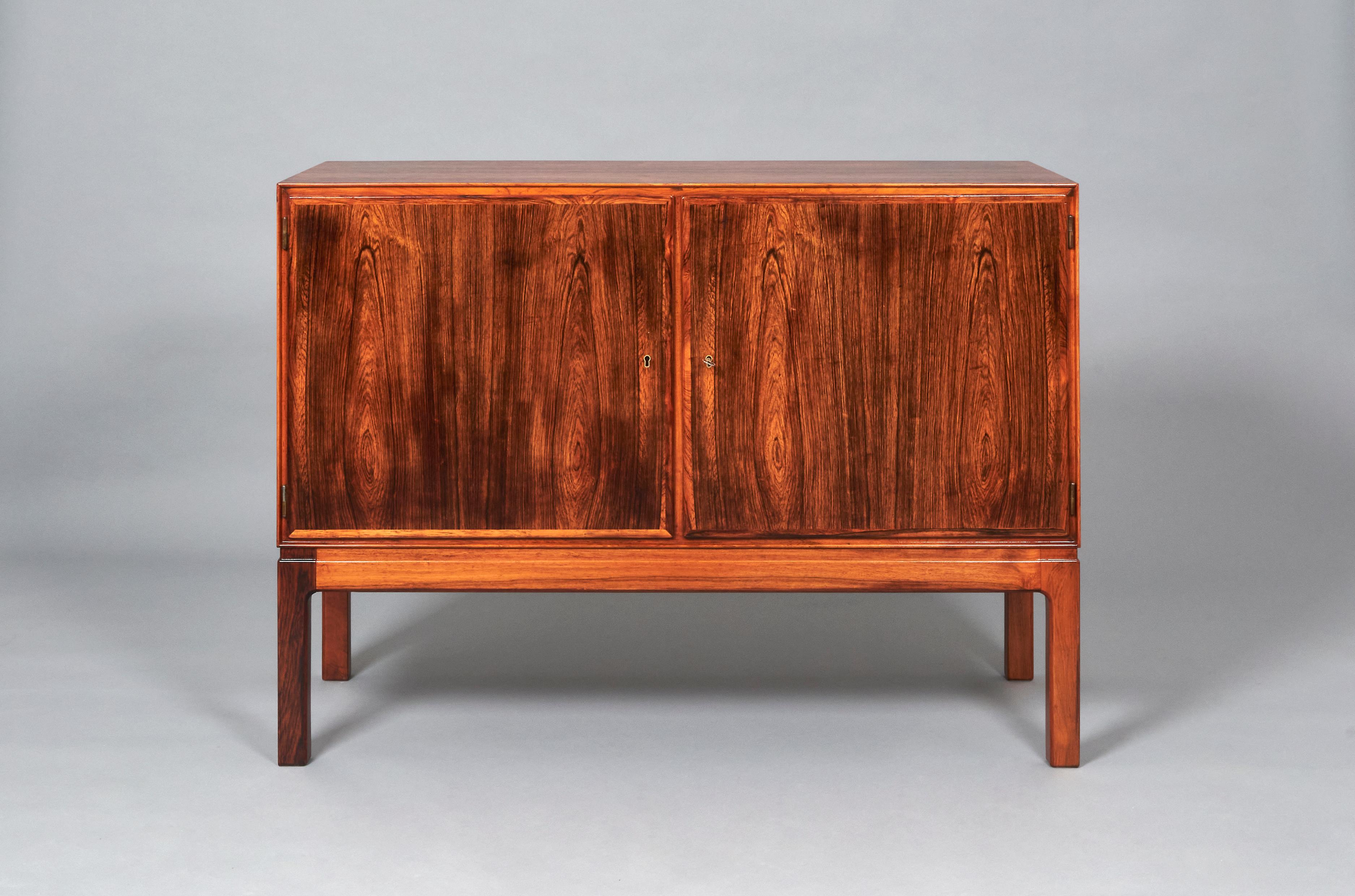 Petite sideboard in Rosewood by anonymous designer made in Sweden in the 1960s.

It features two separated compartments with adjustable shelves and key locked doors. Excellent vintage condition, with a interesting patina due to time and use, it has