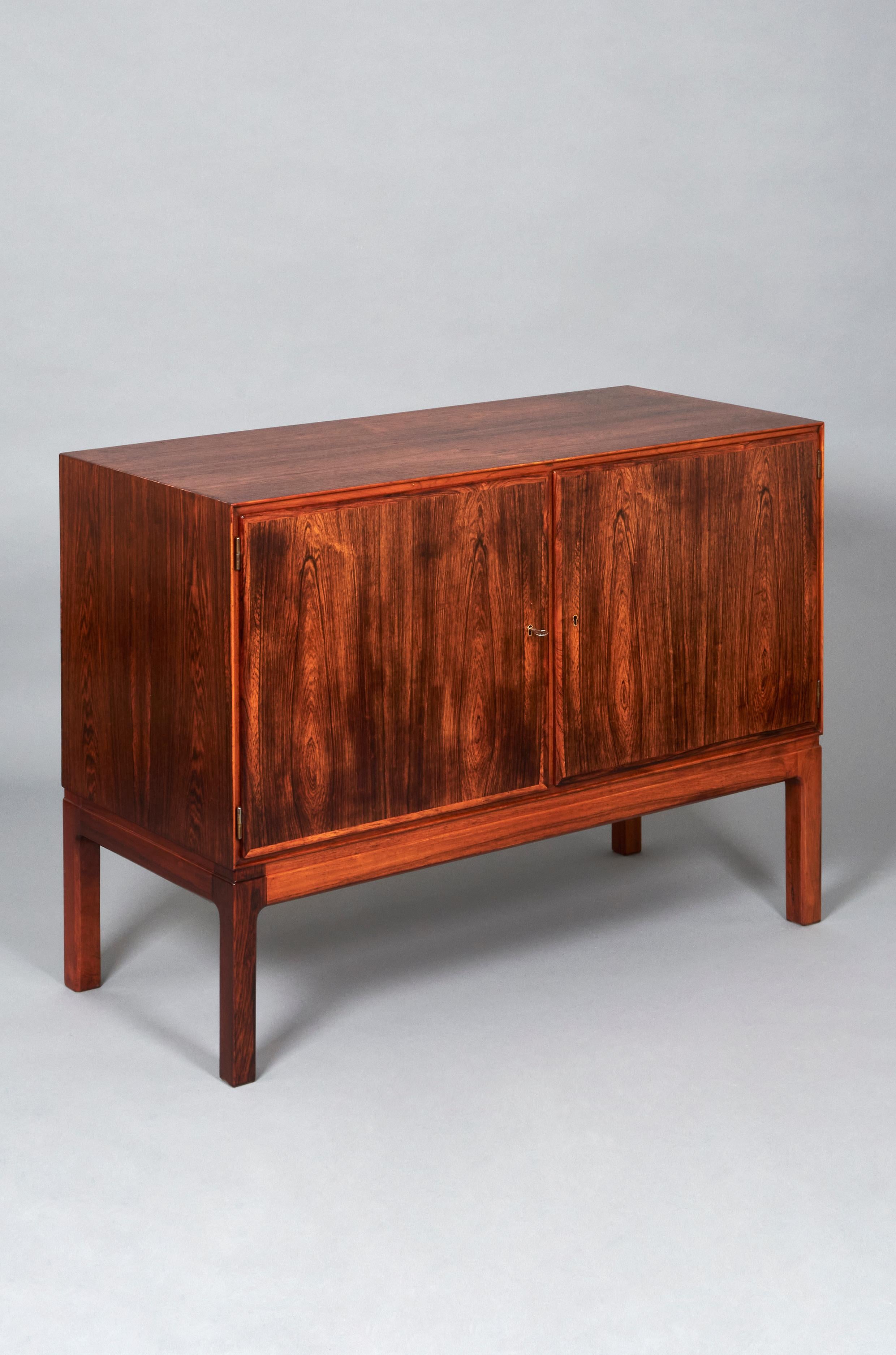 Mid-Century Modern small Rosewood Cabinet In Good Condition For Sale In Madrid, ES