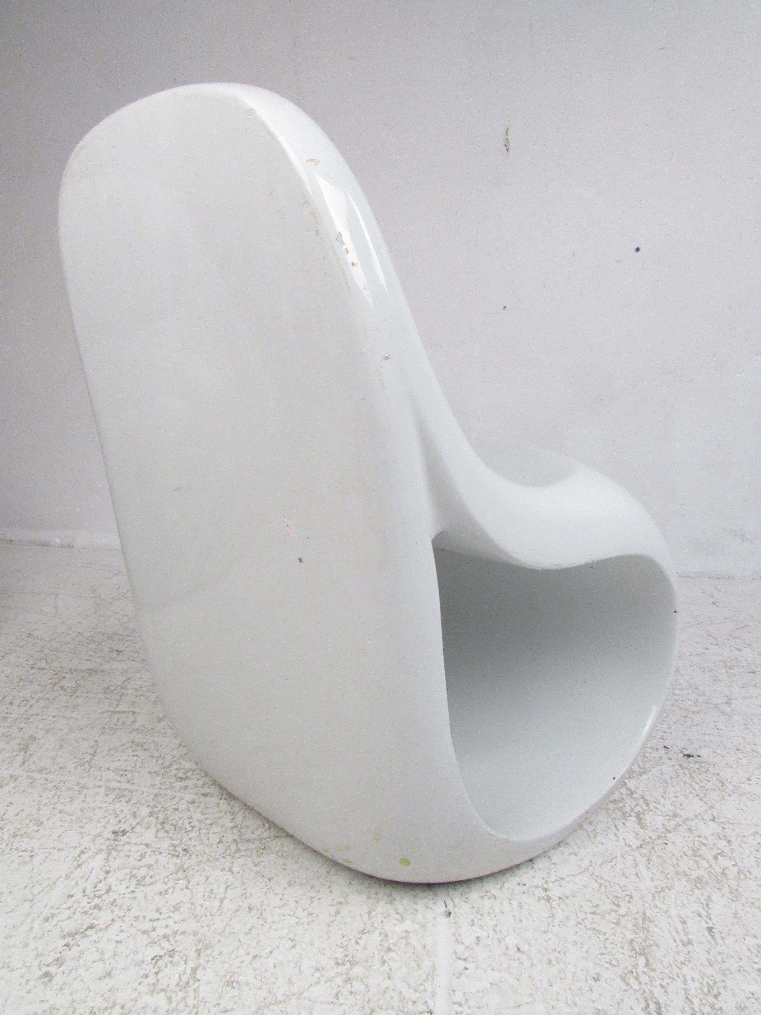 Mid-Century Modern Small Sculpted Chairs and Table In Good Condition In Brooklyn, NY
