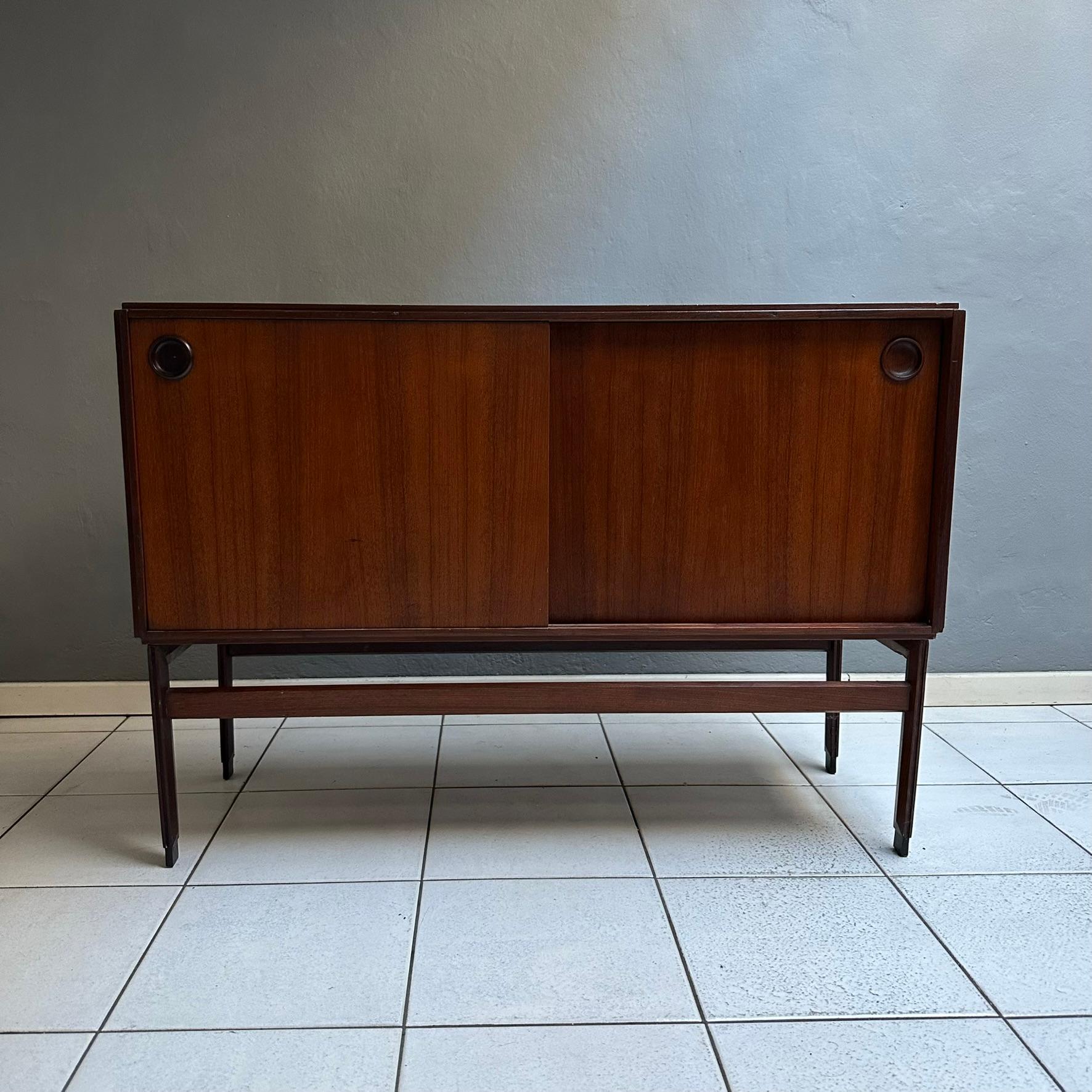 Small vintage sideboard from the 1960s, Italian manufacturing, in teak.
Given its dimensions and simple design, the piece of furniture fits perfectly into any space.
Two sliding doors with a central shelf inside for both parts.