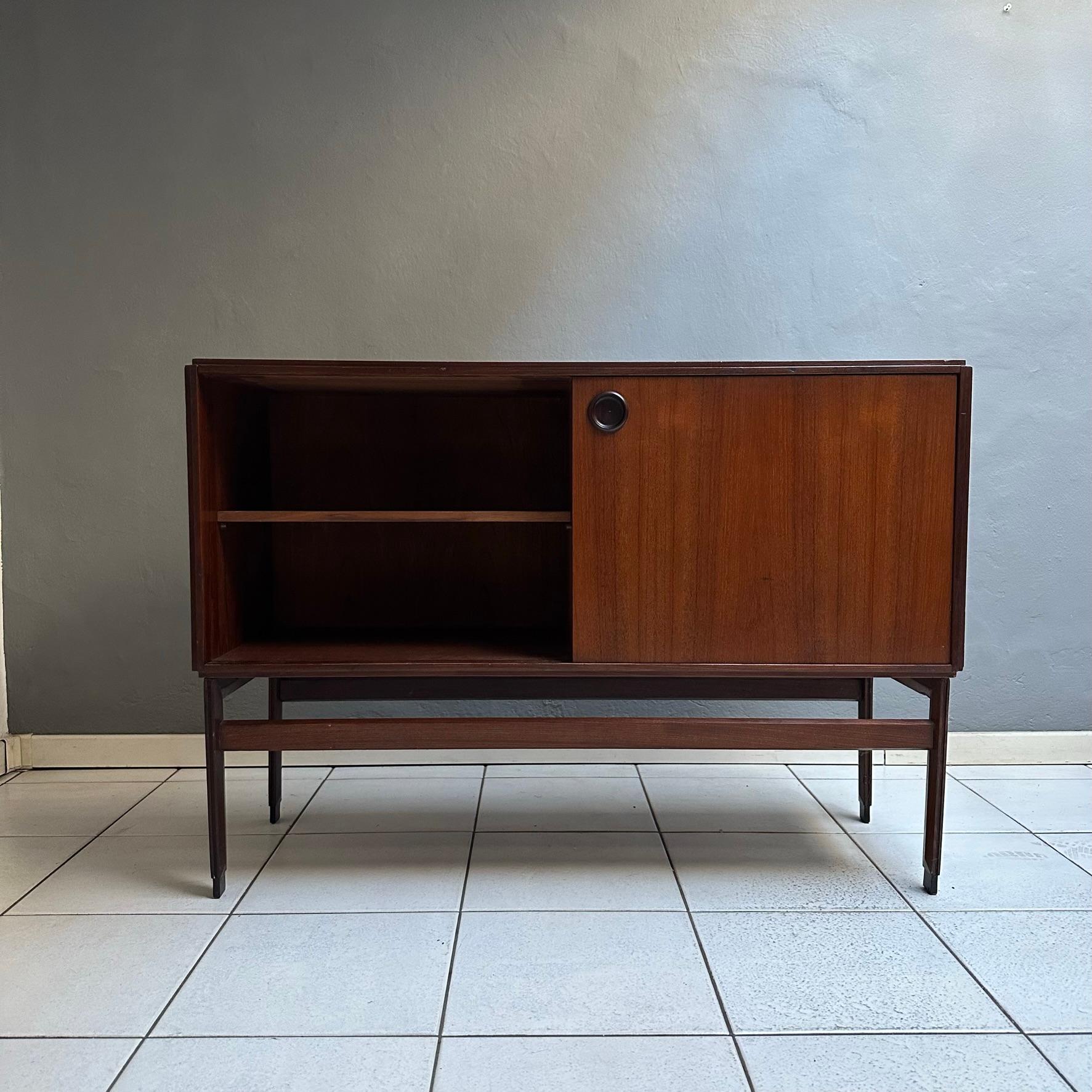 Mid-Century Modern Small Sideboard aus den 1960er Jahren, italienische Fertigung in Teakholz (Italienisch) im Angebot