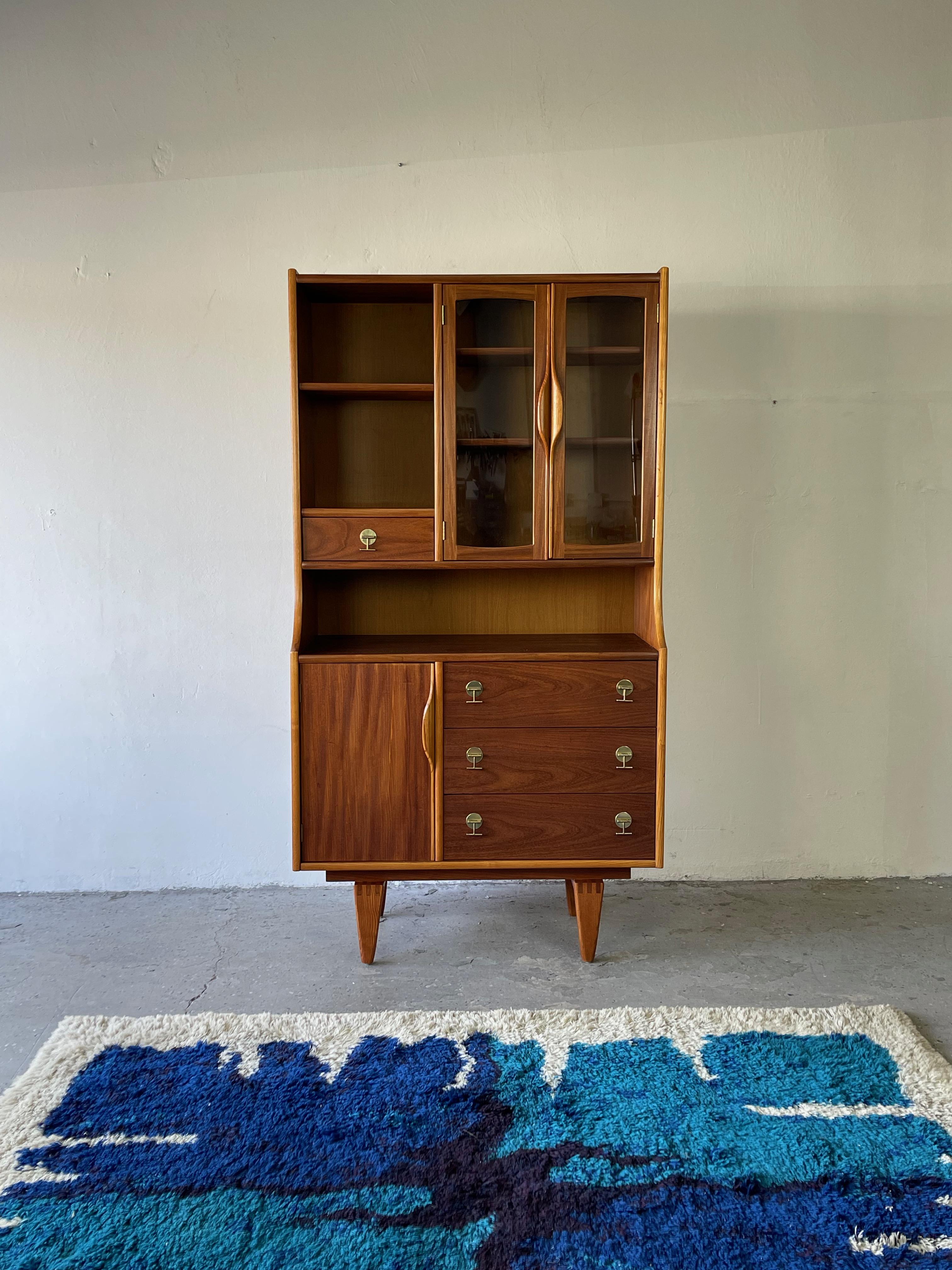 Mid-Century Modern Small Stanley China Hutch 2