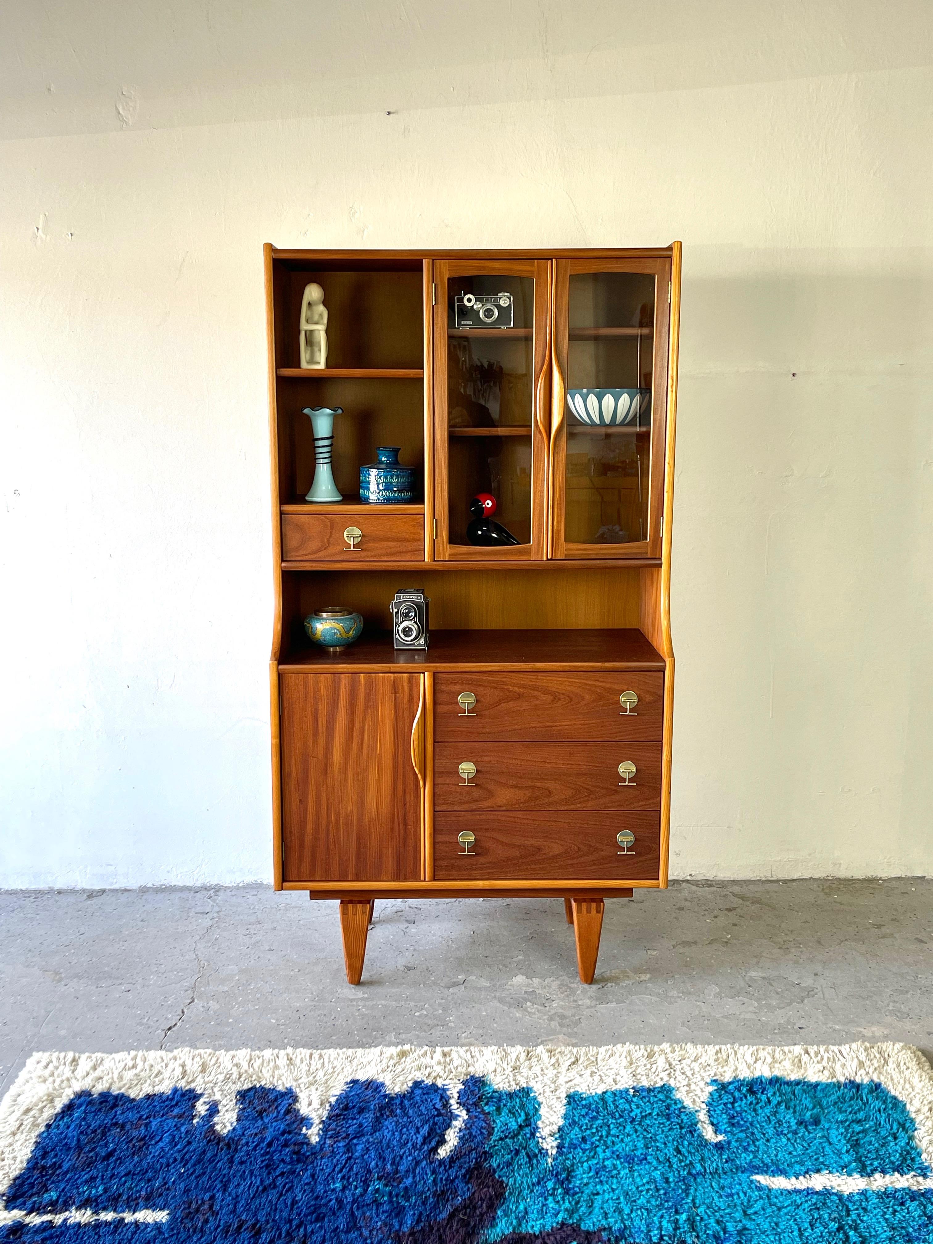Mid-Century Modern Small Stanley China Hutch In Good Condition In Las Vegas, NV
