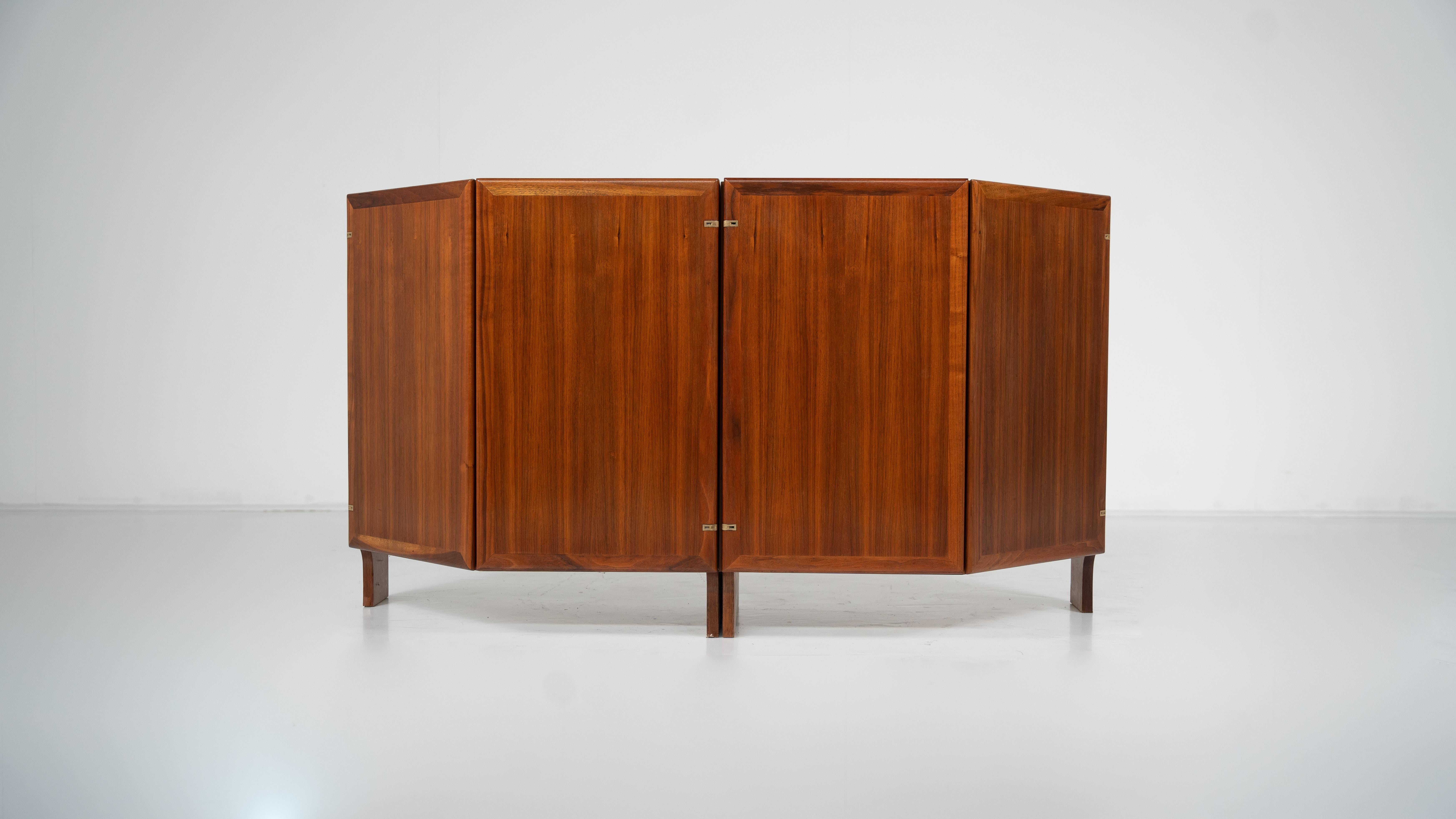 Aparador pequeño de madera moderno de mediados de siglo de Franco Albini, Italia, años 50 Moderno de mediados de siglo en venta