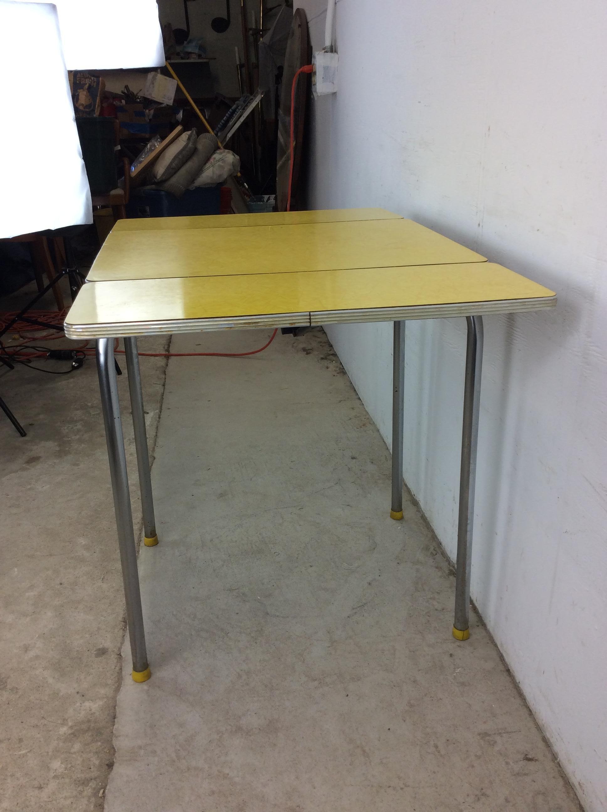 Mesa Pequeña Mid Century Modern Yellow Form Top Table con 2 Hojas en venta 8