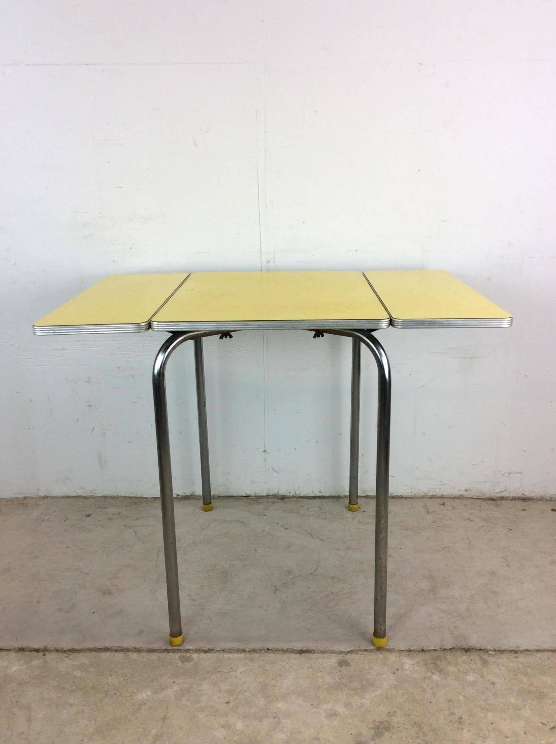 Mesa Pequeña Mid Century Modern Yellow Form Top Table con 2 Hojas en venta 11