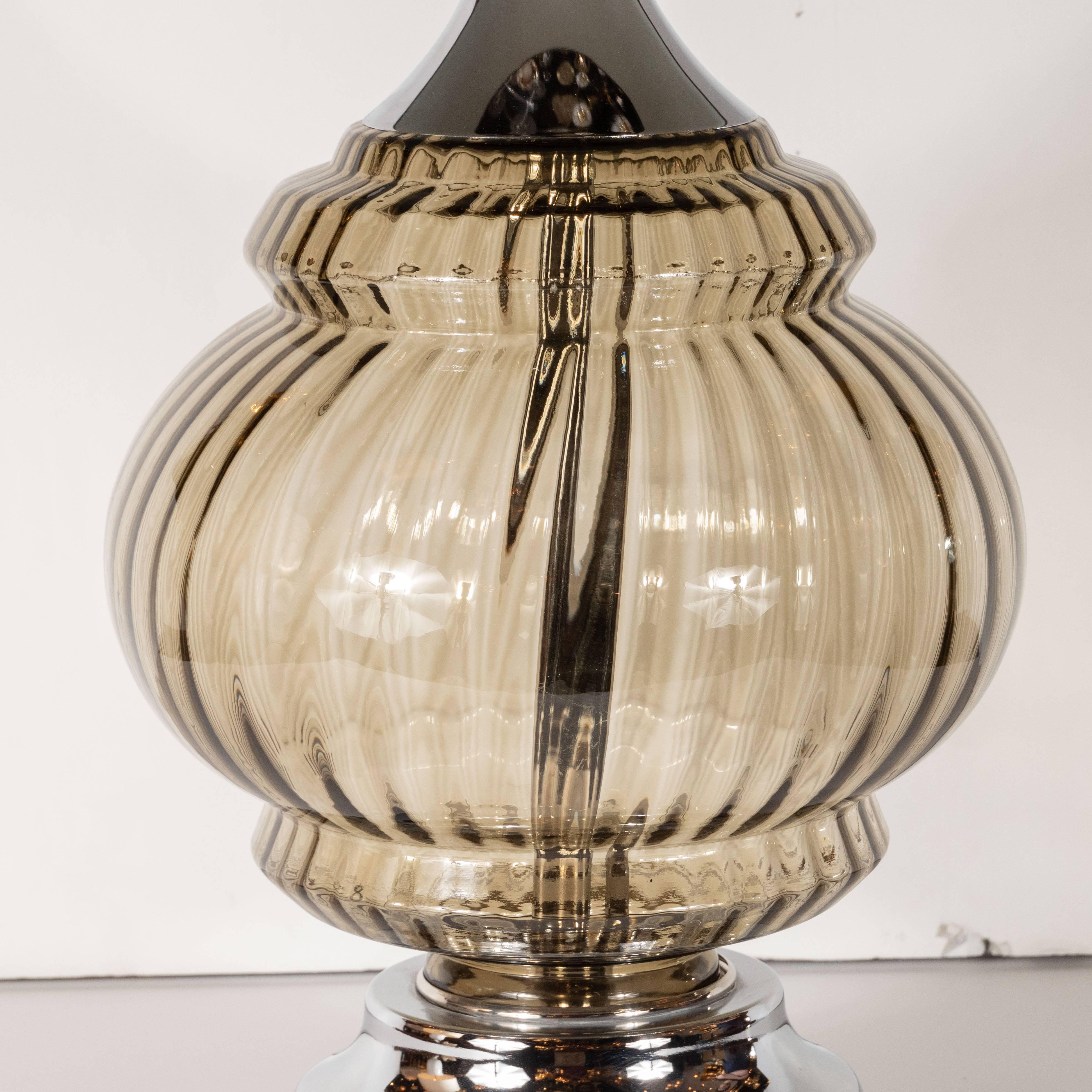 Mid-Century Modern Lampe de bureau moderne du milieu du siècle dernier en verre fumé et nervuré avec raccords chromés en vente