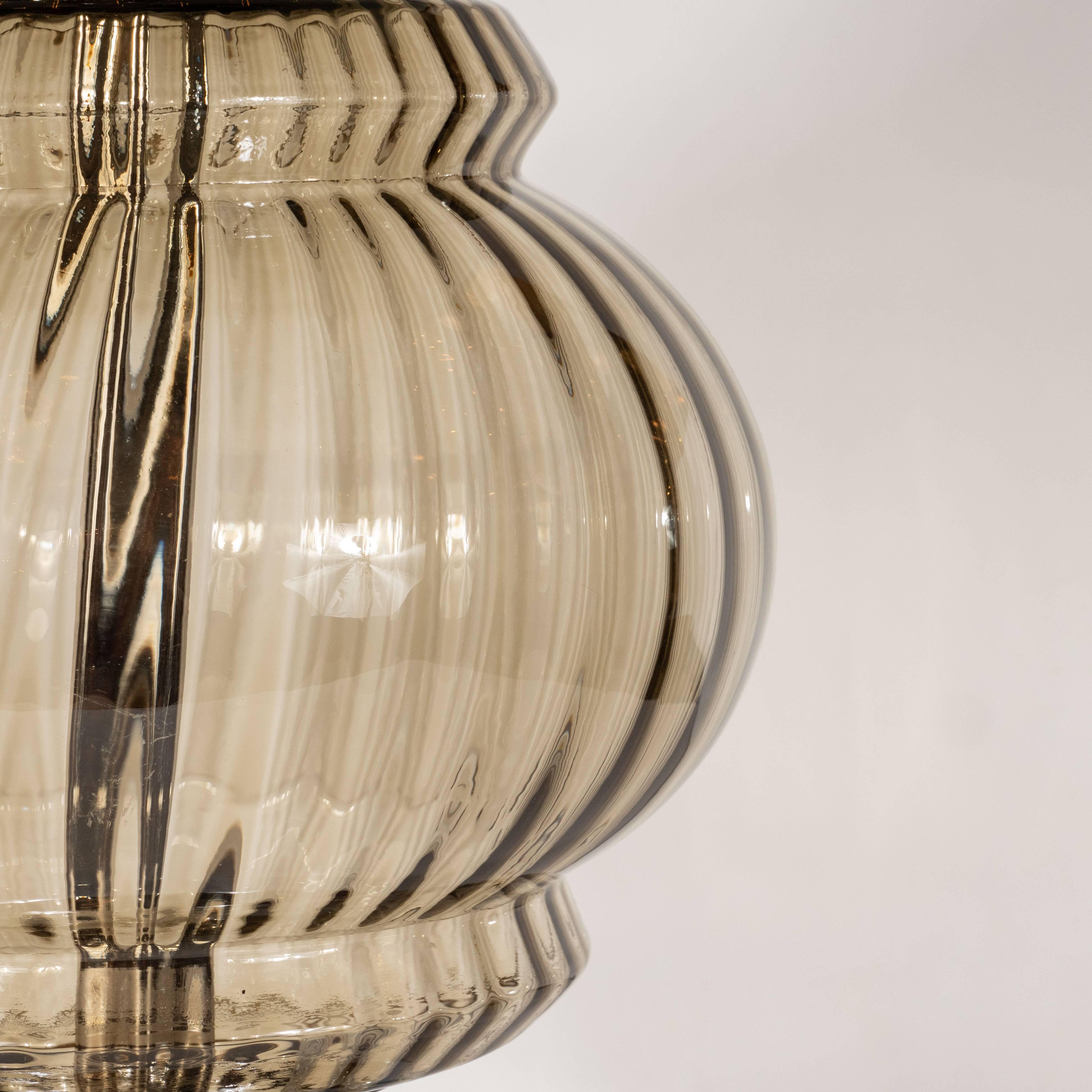 Lampe de bureau moderne du milieu du siècle dernier en verre fumé et nervuré avec raccords chromés en vente 1