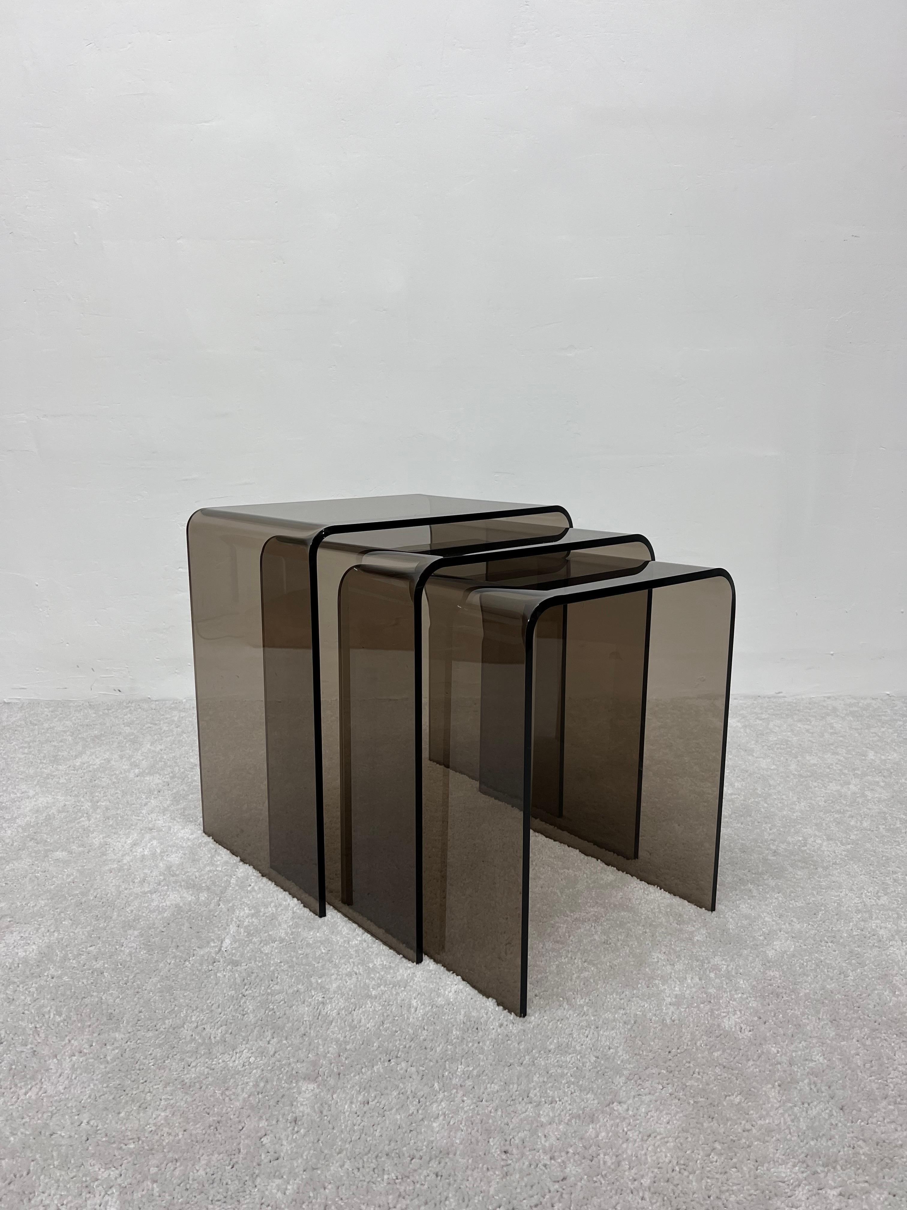 Mid-Century Modern Smoked Brown Lucite Nesting Tables, Set of Three In Good Condition In Miami, FL