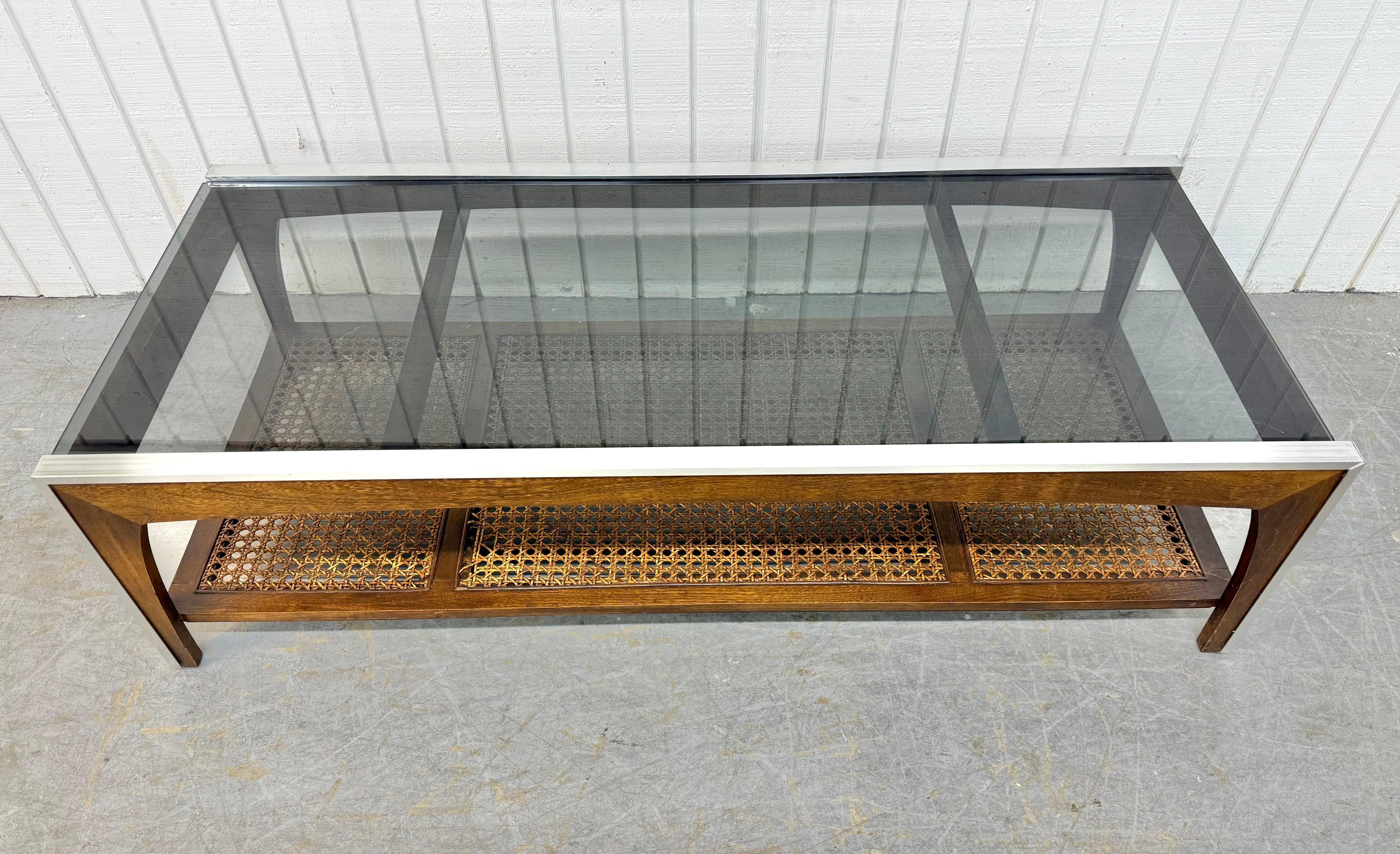 Cette annonce concerne une table basse en verre fumé de style moderne du milieu du siècle. Design/One : ligne droite, plateau rectangulaire en verre fumé, plateau inférieur cannelé, pieds chromés, finition noyer d'origine. Il s'agit d'une