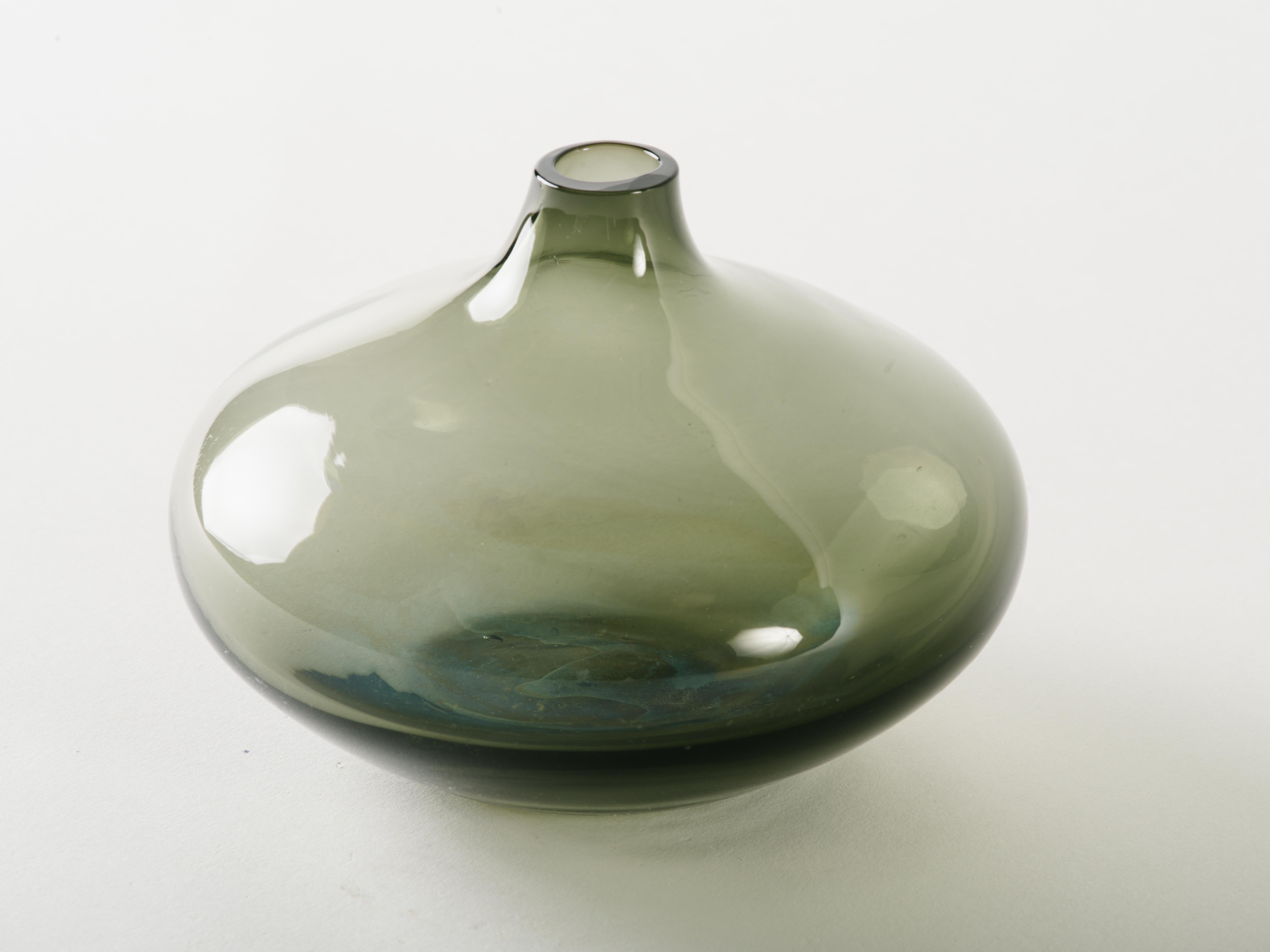 Vase aus mundgeblasenem Glas aus der Jahrhundertmitte in rauchgrauem oder durchscheinendem schwarzem Farbton. Die Knospenvase hat eine elegante Tropfenform, die an einen kleinen Flaschengeist erinnert. Die kleine Gefäßöffnung ist perfekt für