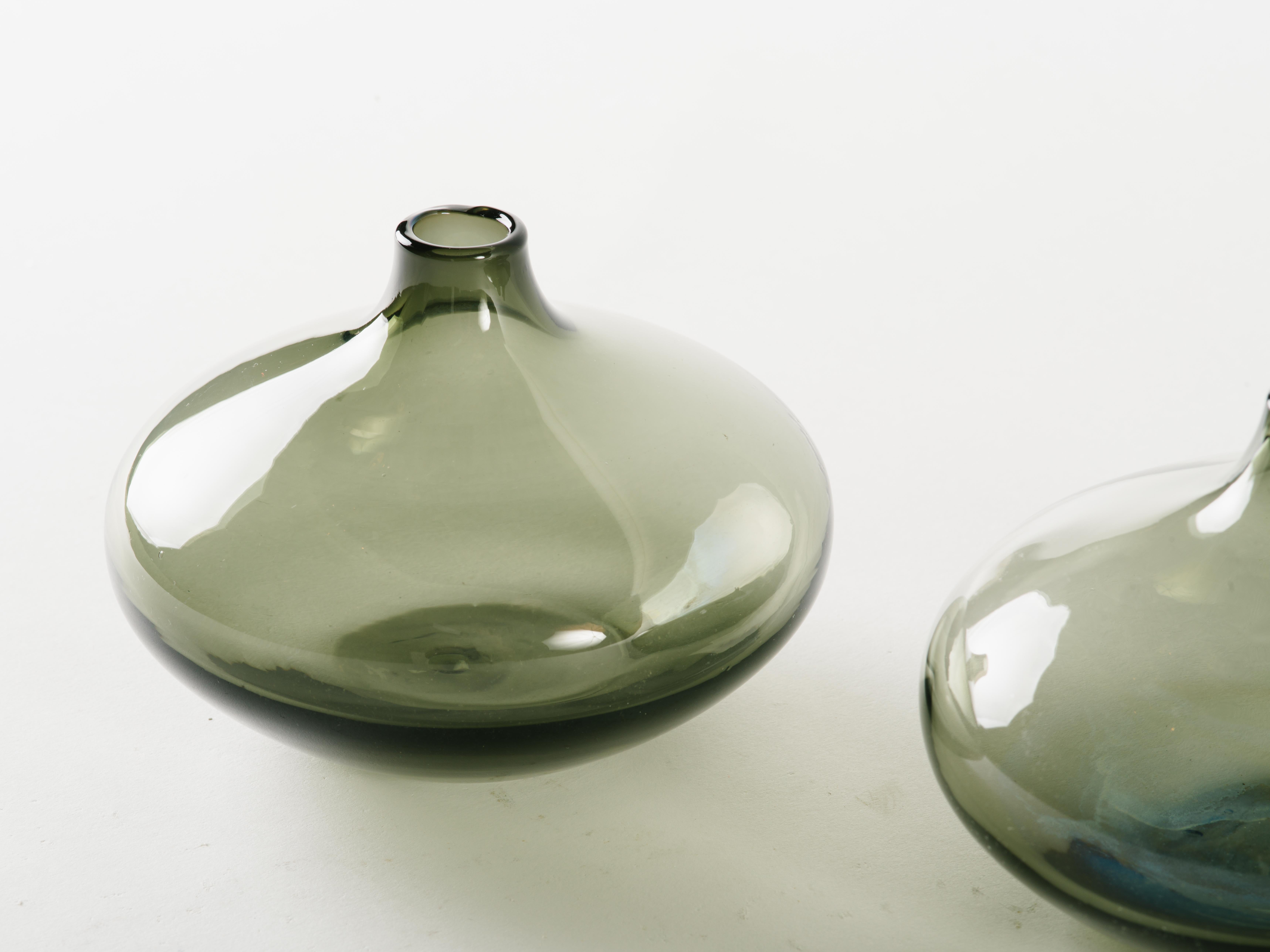 Teardrop-Knospenvase aus rauchgrauem Glas, Mid-Century Modern (Moderne der Mitte des Jahrhunderts) im Angebot