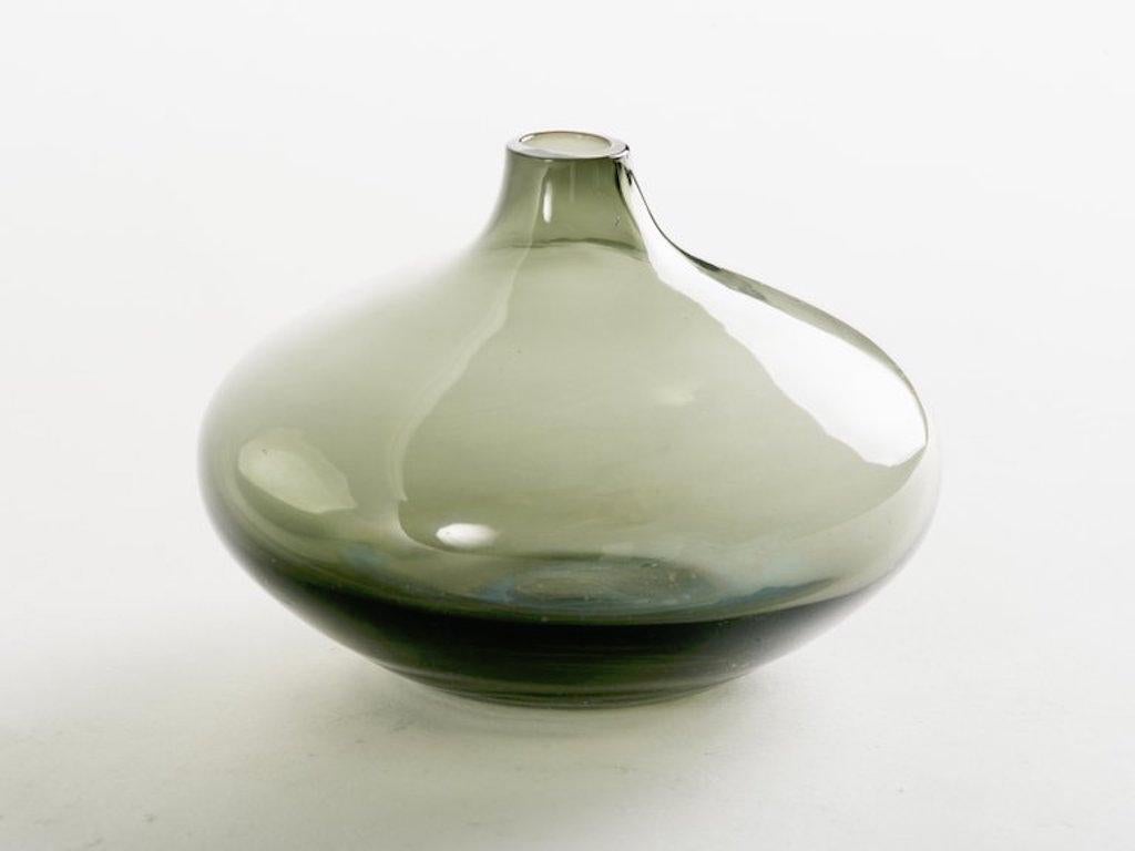 Mid-Century Modern Smoked Grey Glass Teardrop Bud Vase In Excellent Condition In Fort Lauderdale, FL