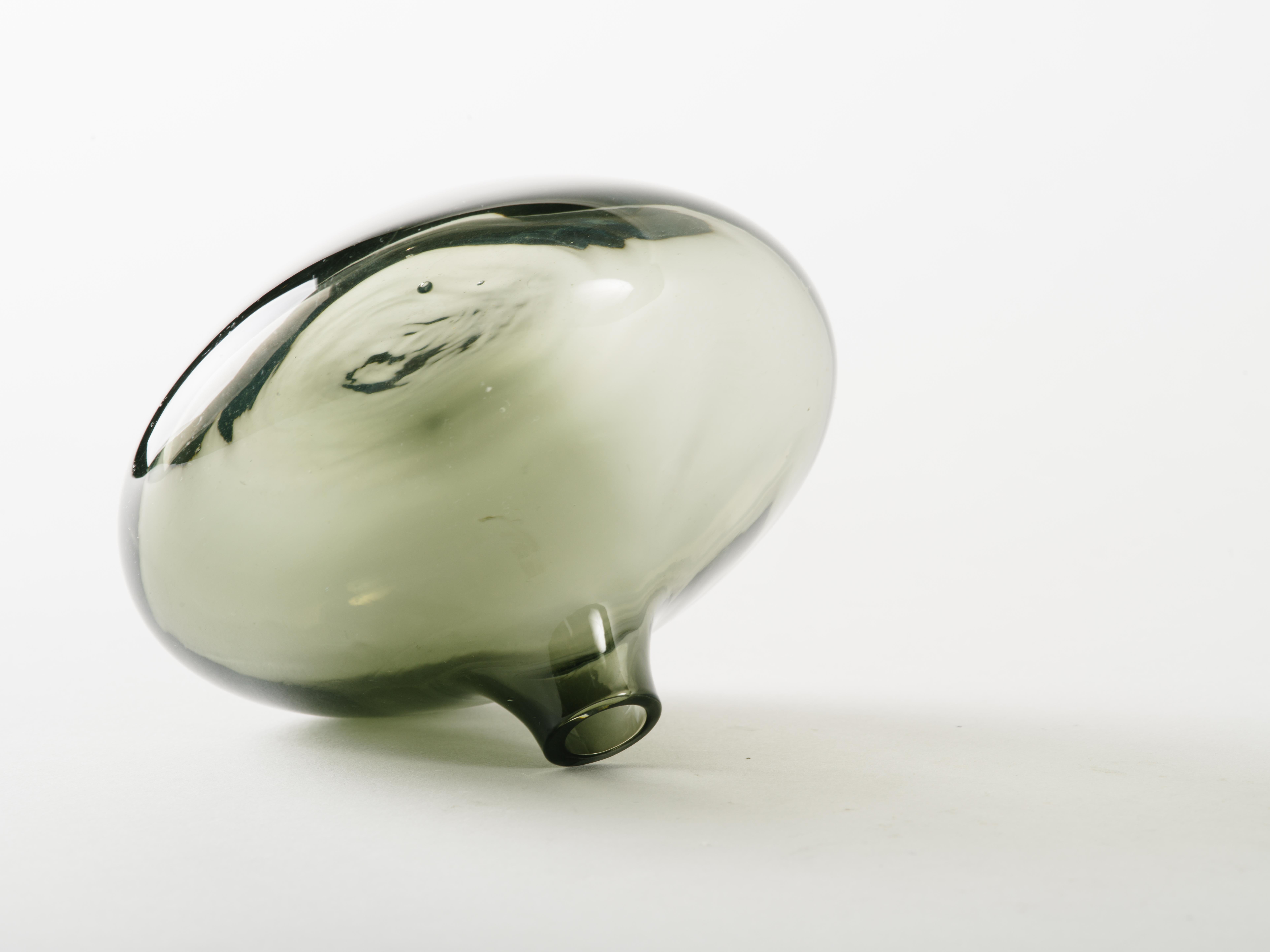 Teardrop-Knospenvase aus rauchgrauem Glas, Mid-Century Modern im Angebot 1