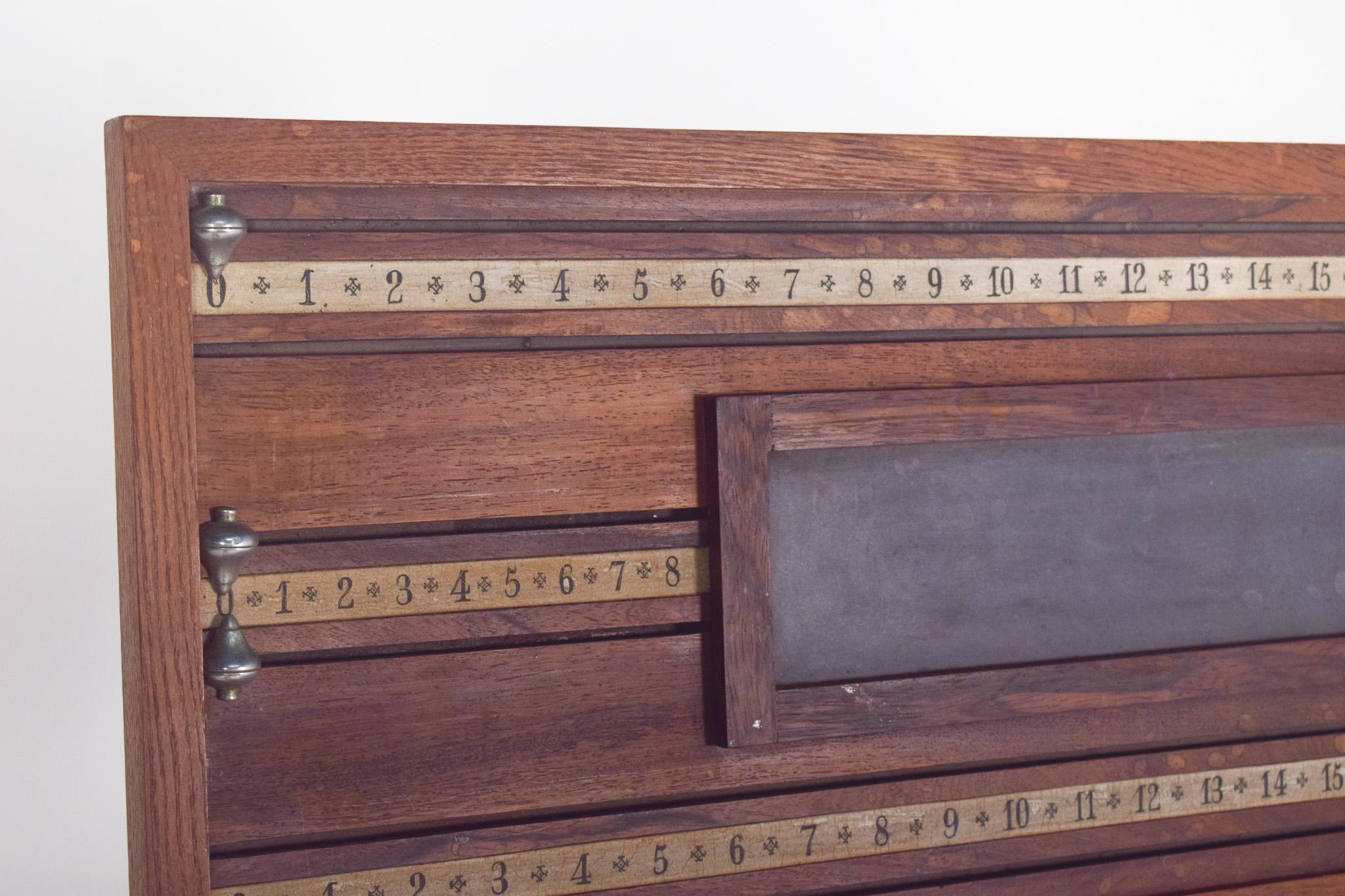 Mid Century Modern Snooker Marker In Distressed Condition For Sale In Lisboa, Lisboa