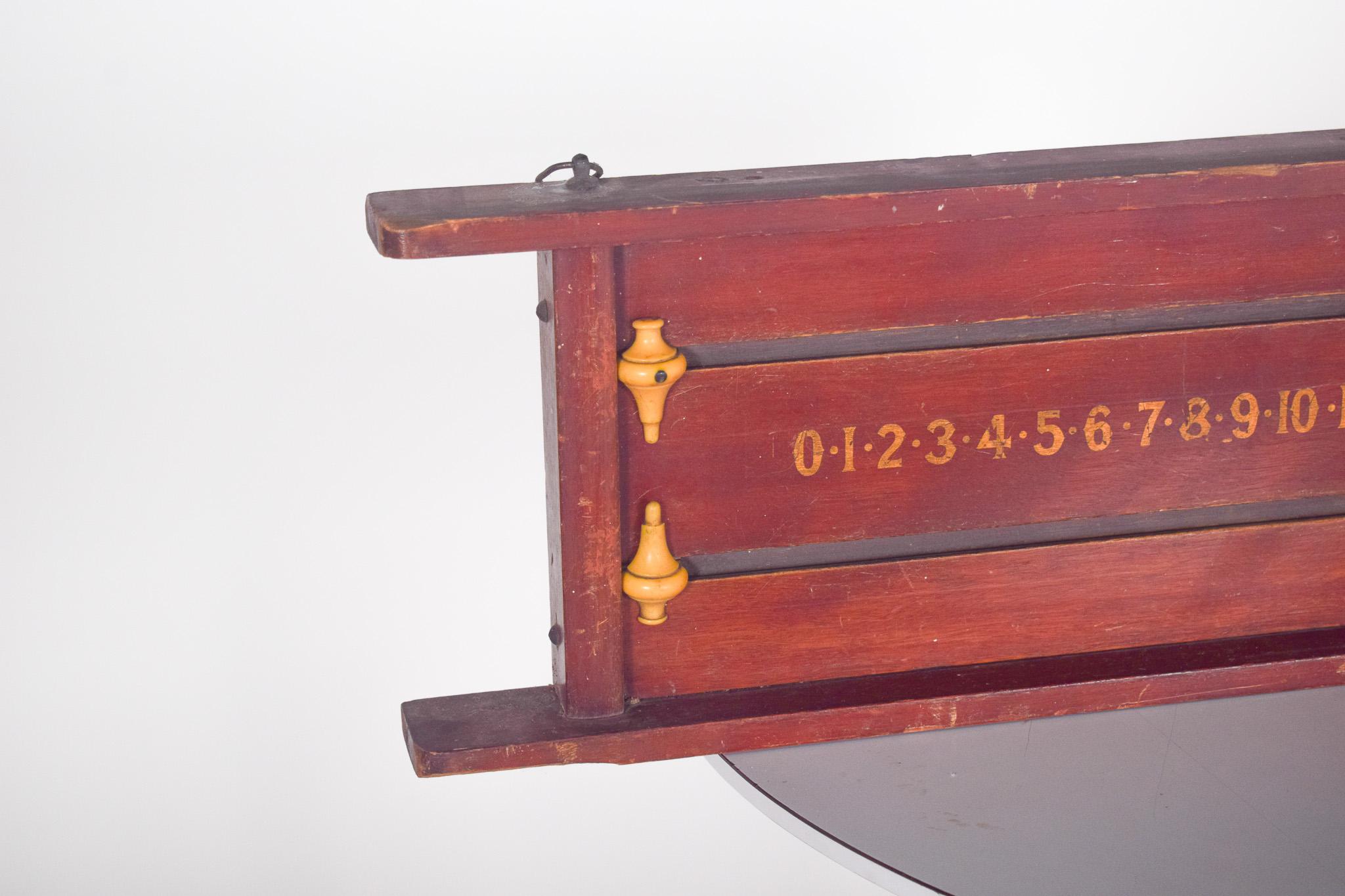 Snooker or pool marker. Made of wood and used to record players' scores during matches. The piece features a classic design, with two numbered rulers ranging from 0 to 20 and an additional progressive scoring scale up to 100. The rulers have sliding