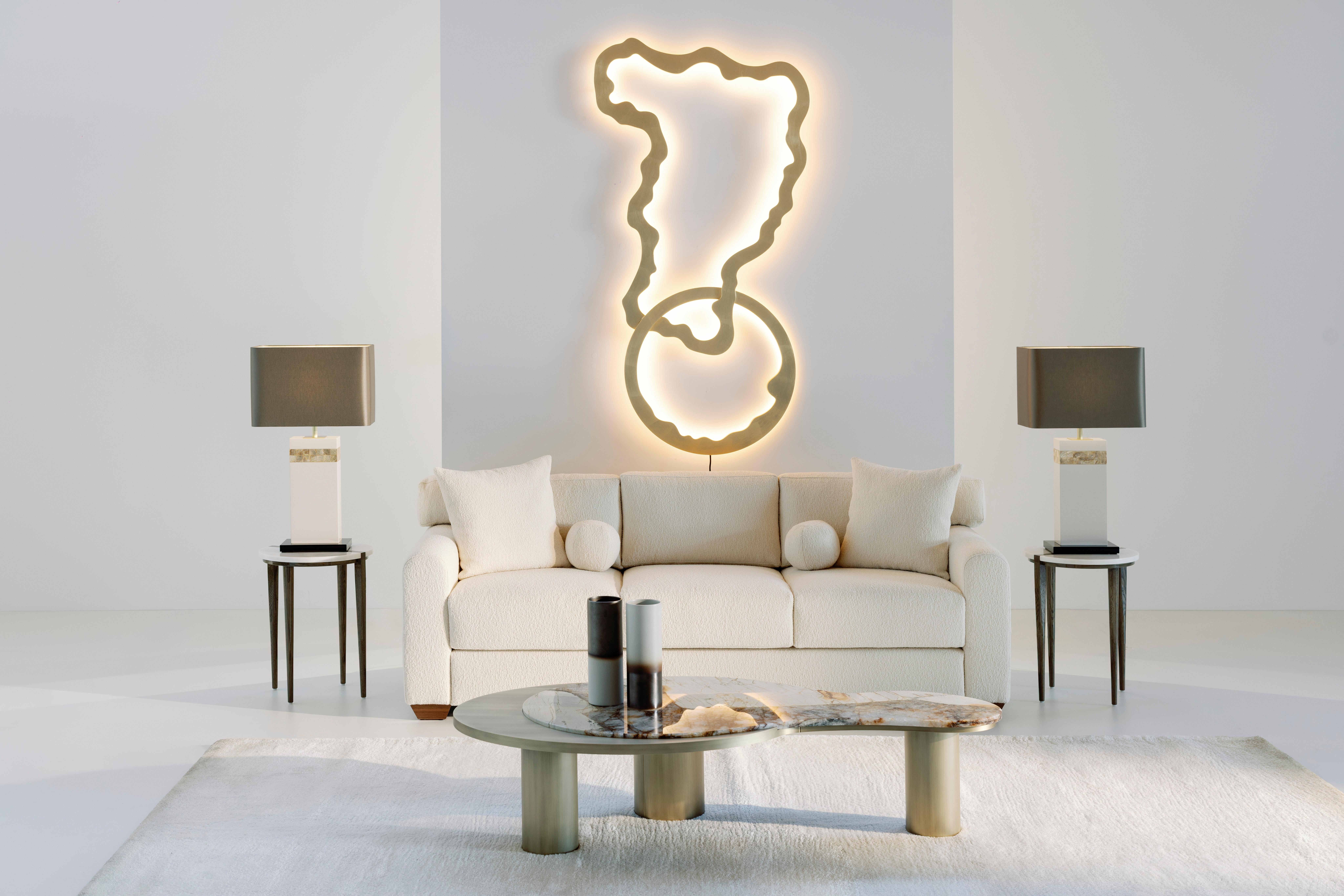 Portugais Table basse Soajo moderne du milieu du siècle, laiton, quartz de Patagonie, par Greenapple en vente