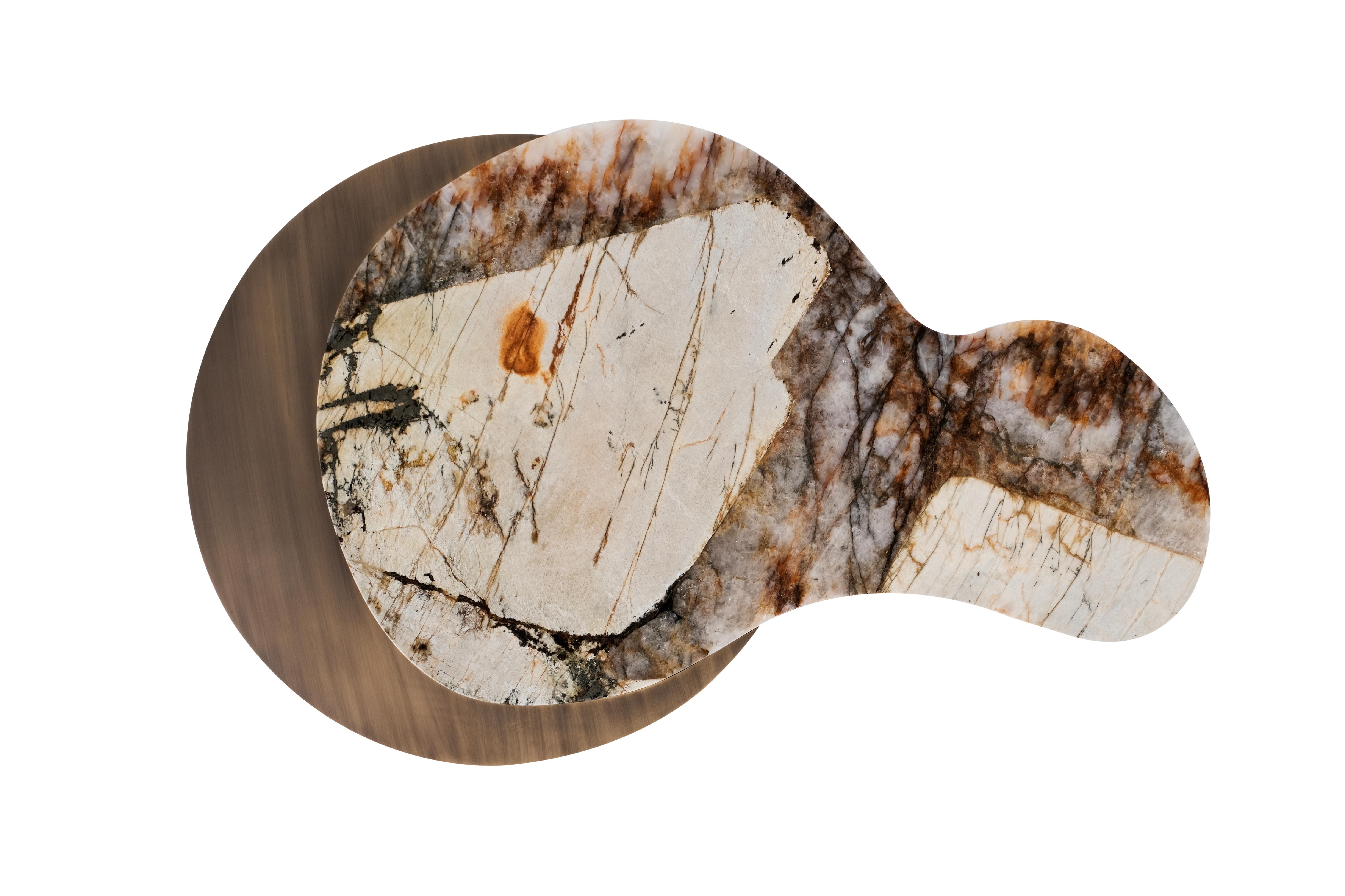 Portugais Table basse Soajo moderne du milieu du siècle, laiton, quartz de Patagonie, par Greenapple en vente