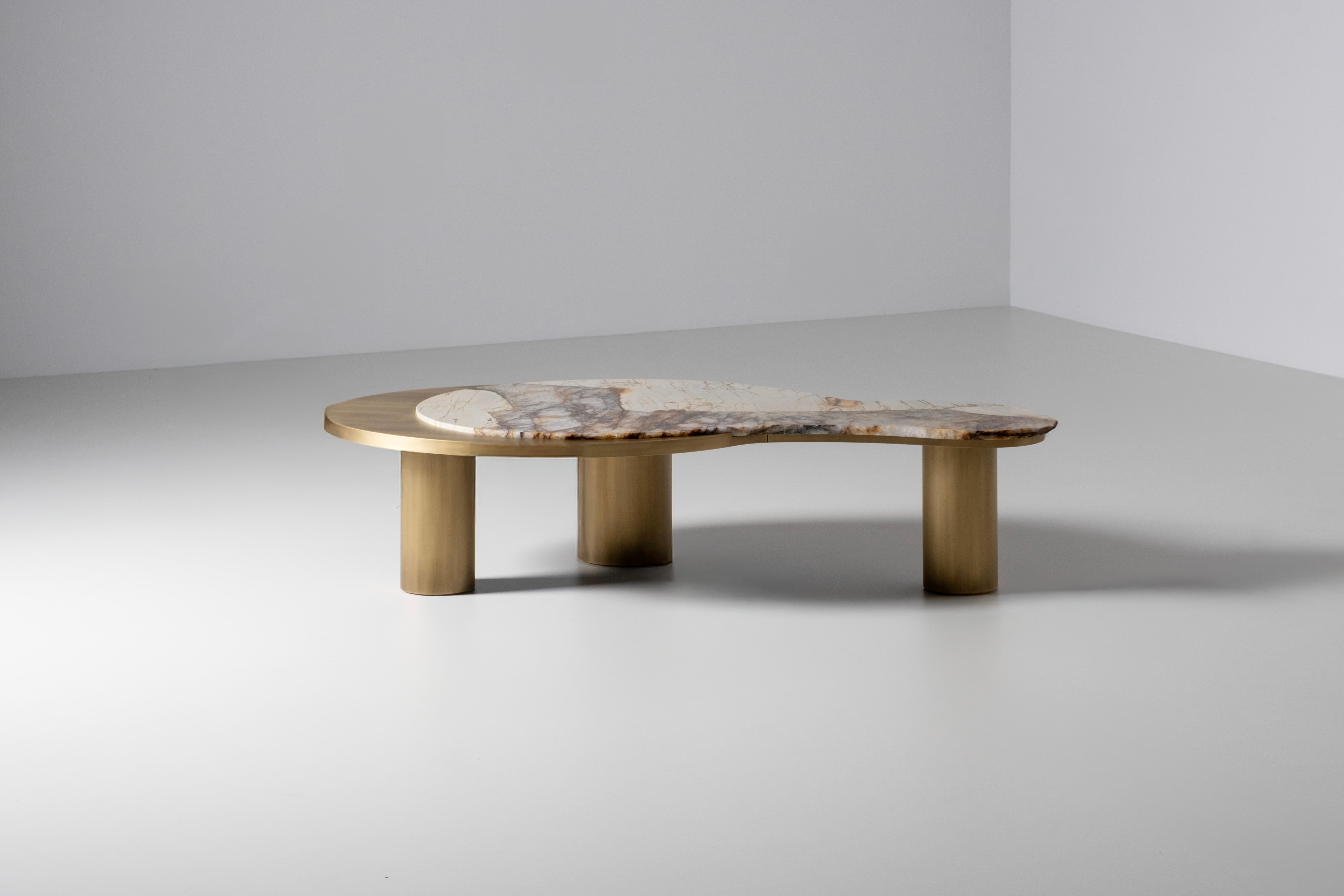 Portugais Table basse Soajo moderne du milieu du siècle, laiton, quartz de Patagonie, par Greenapple en vente