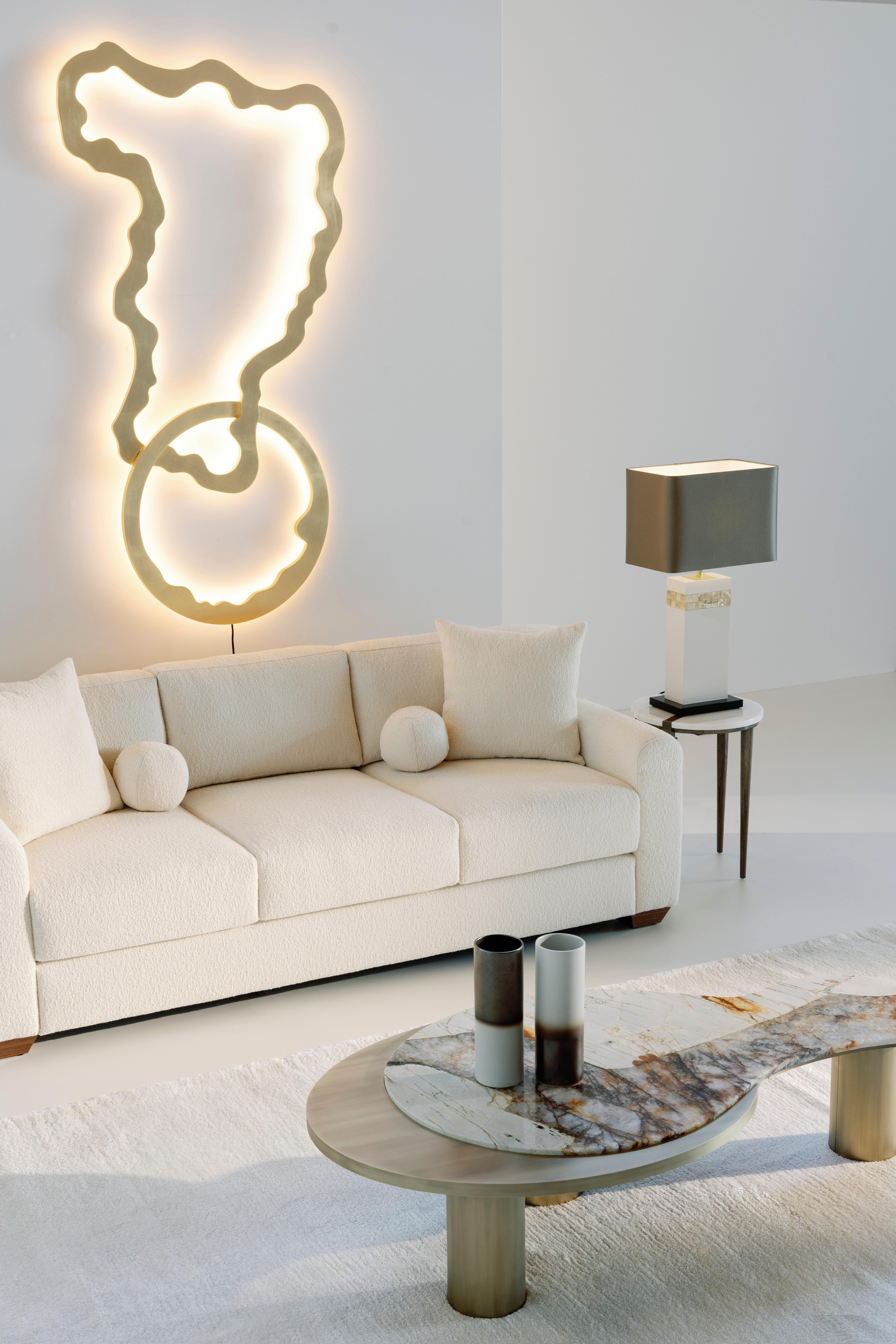 Brossé Table basse Soajo moderne du milieu du siècle, laiton, quartz de Patagonie, par Greenapple en vente