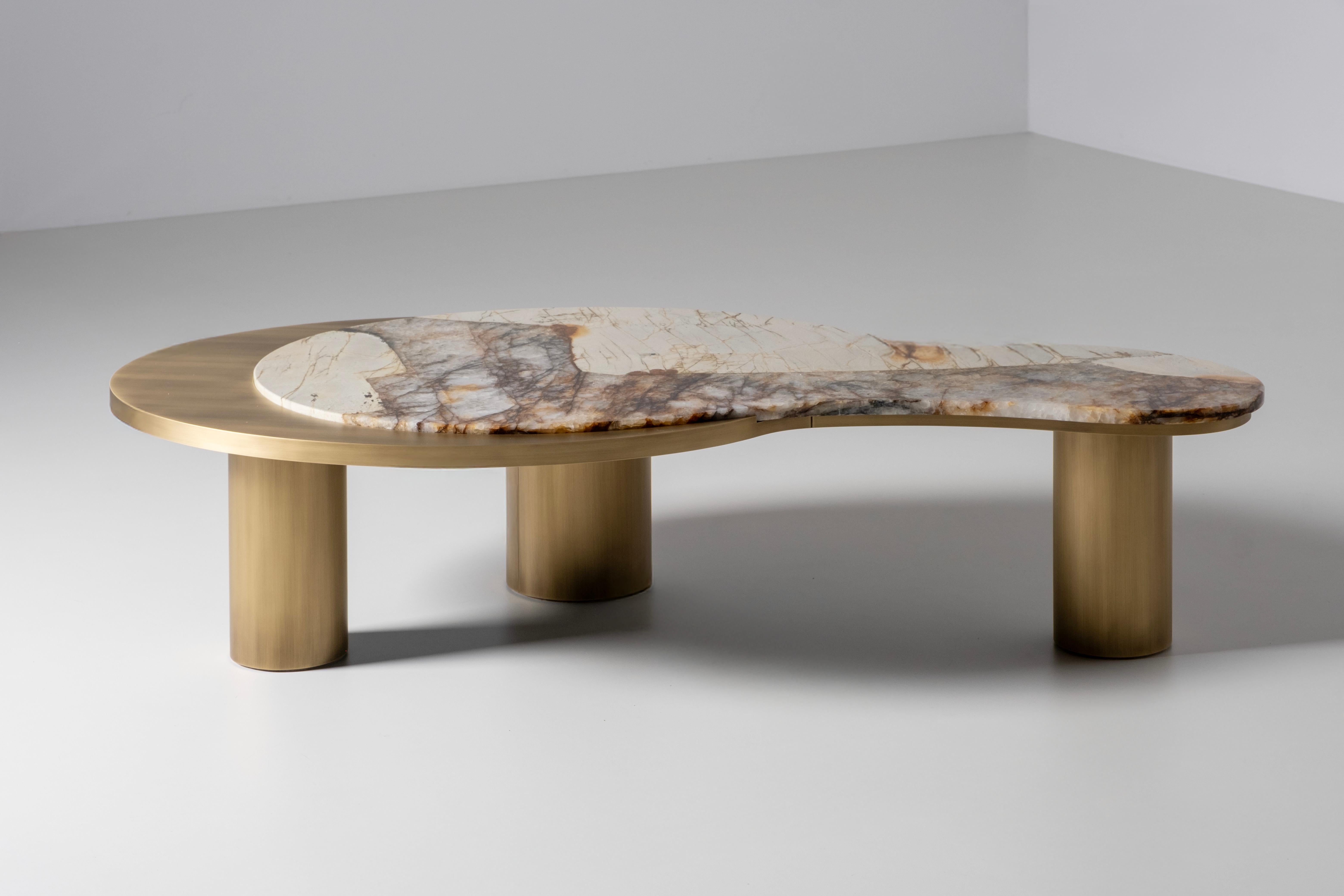 Brossé Table basse Soajo moderne du milieu du siècle, laiton, quartz de Patagonie, par Greenapple en vente
