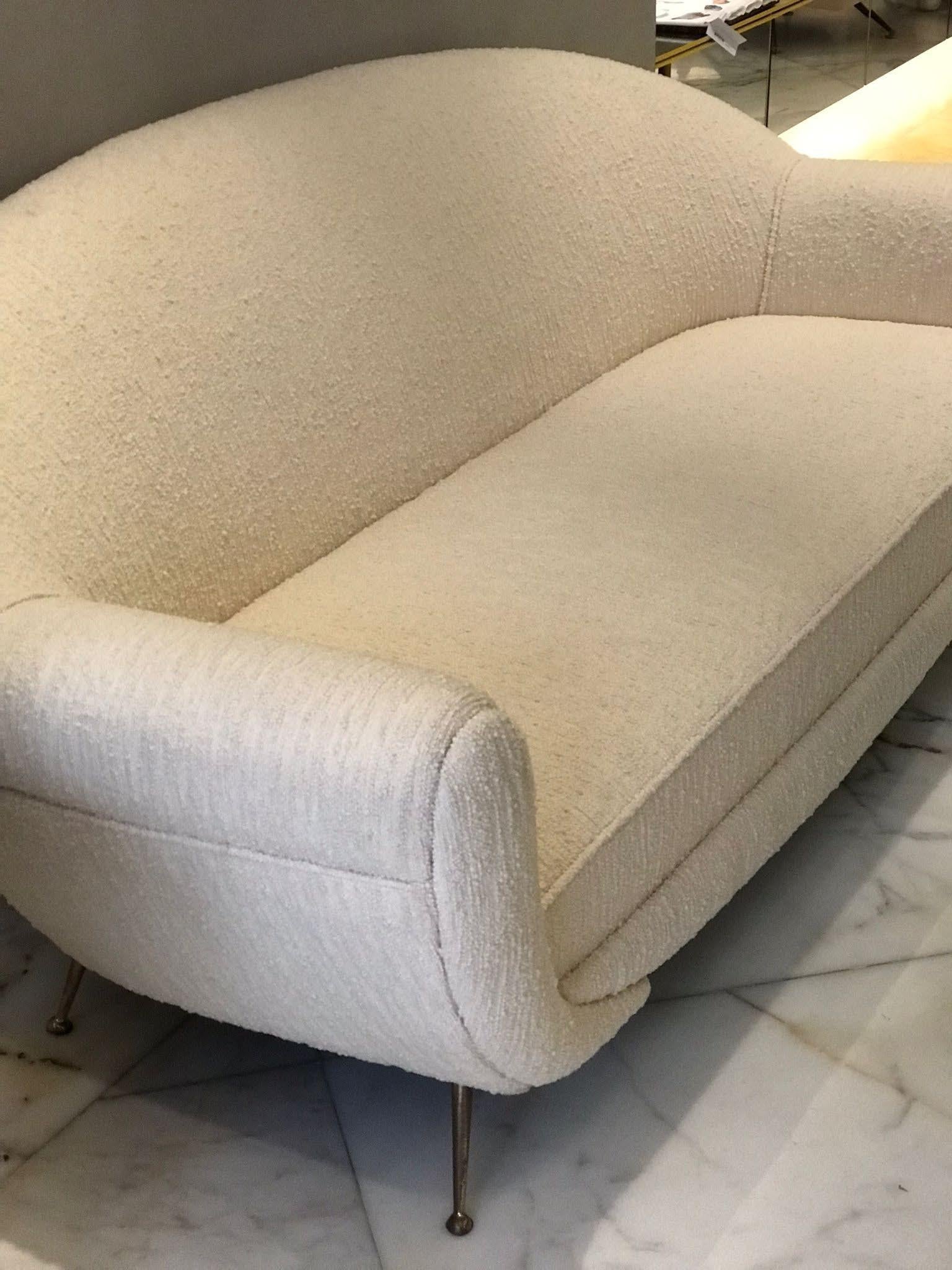 Cette pièce exceptionnelle présente l'incarnation des formes organiques et de l'artisanat raffiné, s'intégrant harmonieusement dans tout espace contemporain ou d'inspiration vintage. Sa silhouette curviligne, accentuée par le rembourrage beige cossu