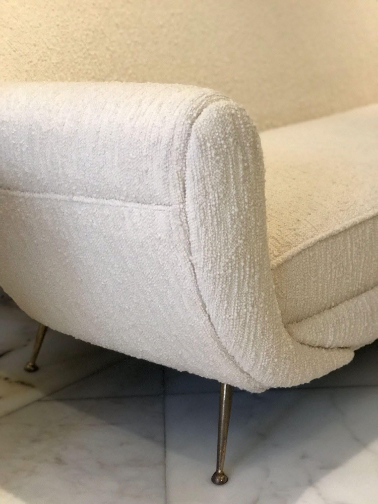 italien Canapé The Moderns : Un design/One restauré en Off-White et des pieds en laiton en vente