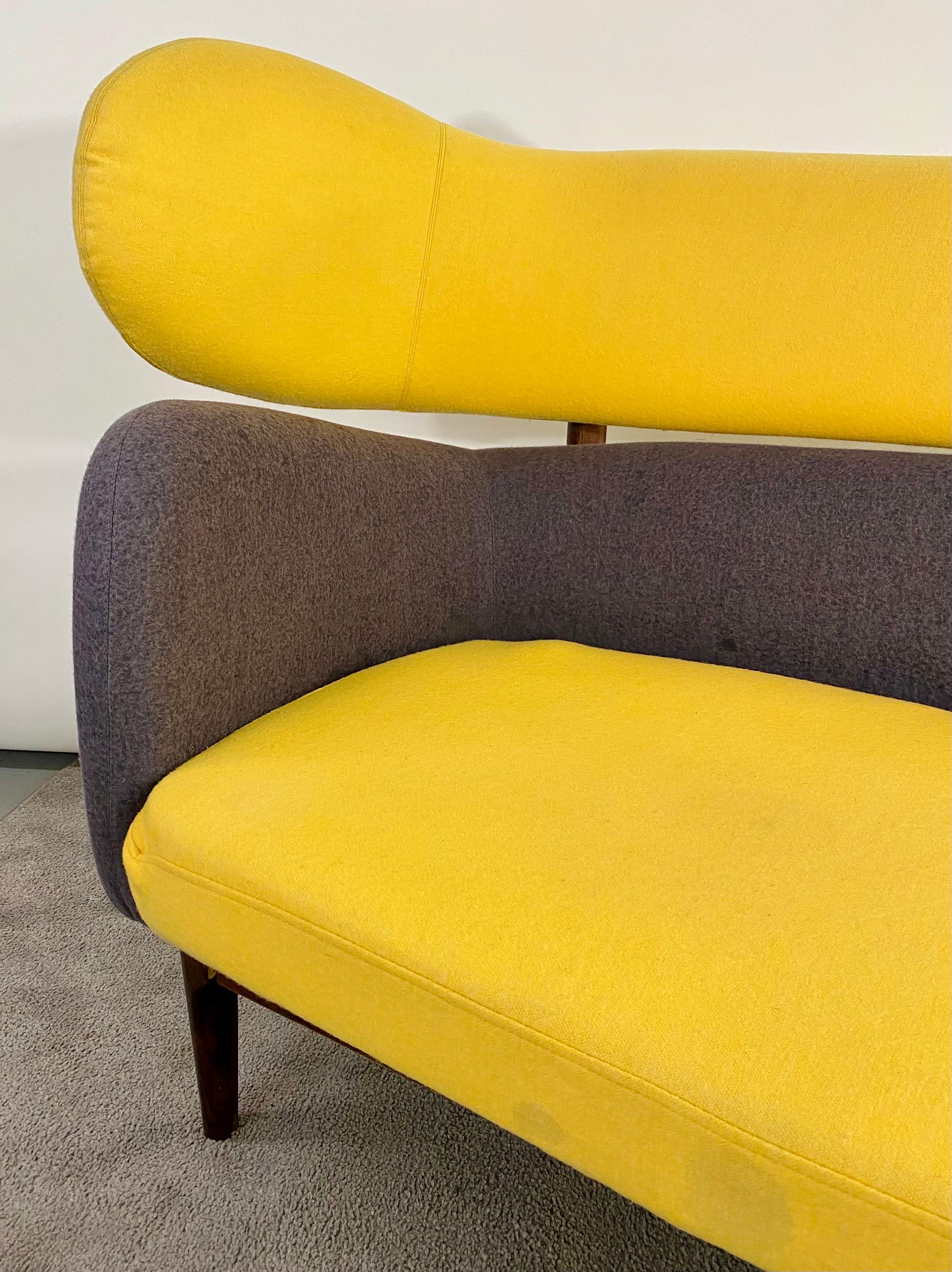 Un canapé intemporel de style moderne du milieu du siècle dernier, attribué à...  Finn Juhl ( danois 1912- 1989) pour Baker. Ce canapé présente une forme sculpturale inspirée de l'art libre moderne. L'assise et le dossier du canapé sont séparés,