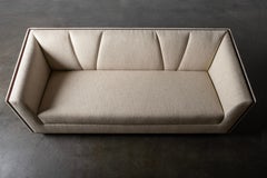 Divano moderno di metà secolo Boston, lana beige, fatto a mano in Portogallo da Greenapple