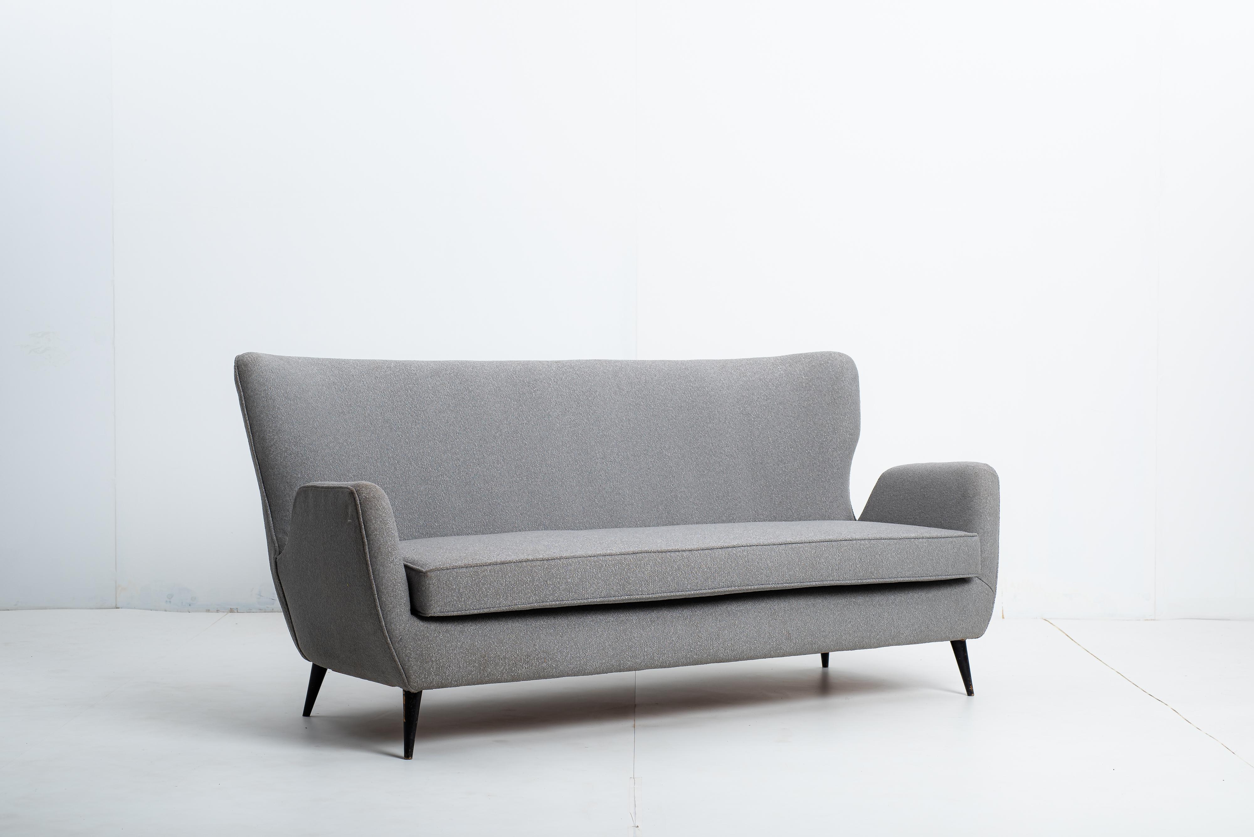 Mid-Century Modern Sofa by Carlo Hauner, Brazil, 1960s

Sofa with wooden stick legs and fabric-covered frame.