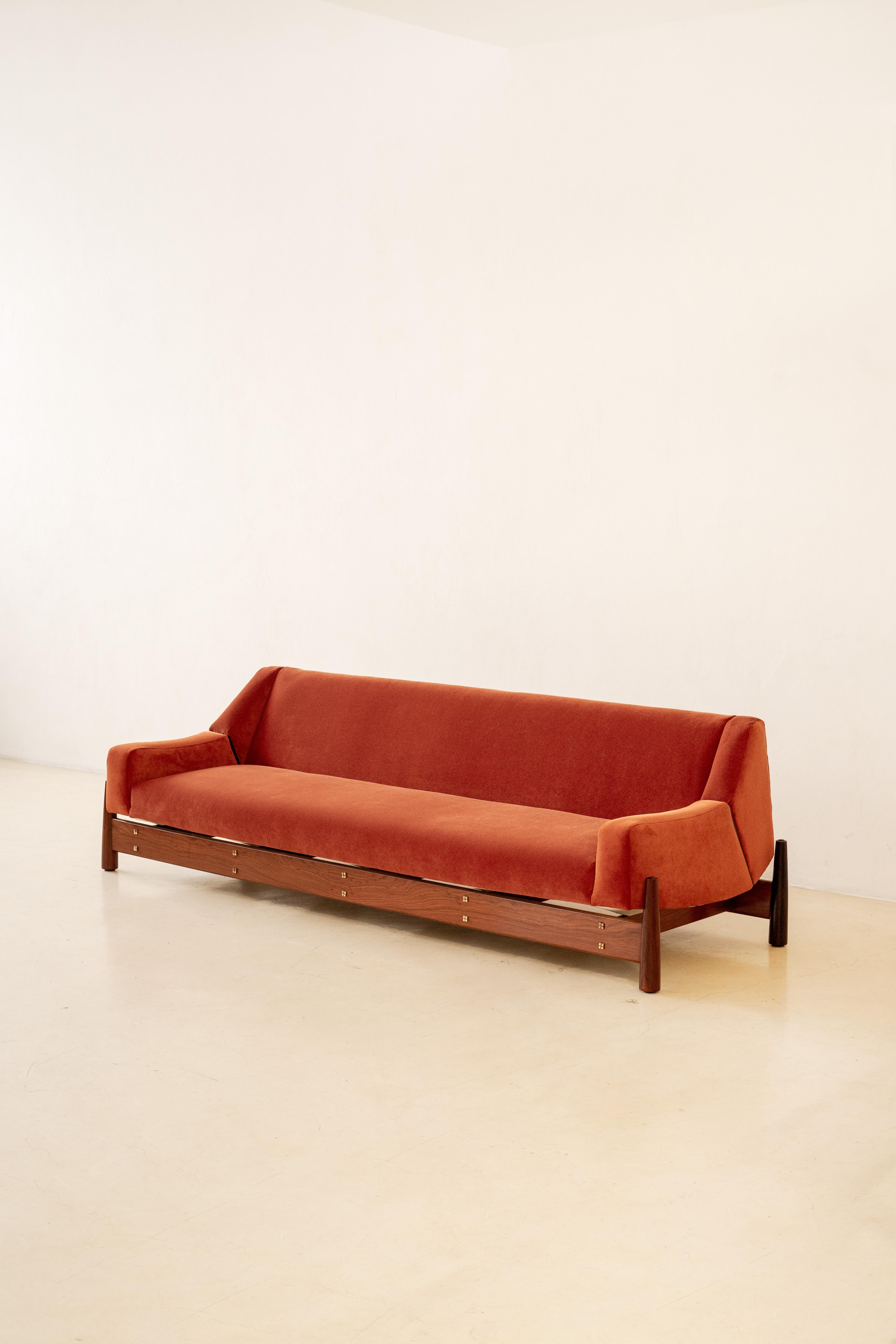 Produced in the 1960s by the Brazilian company Móveis Cimo, this sofa structure is entirely made of solid imbuia, including the wooden partitions on both the armrests and backrest, showing its beautiful grains and color variations. The base is