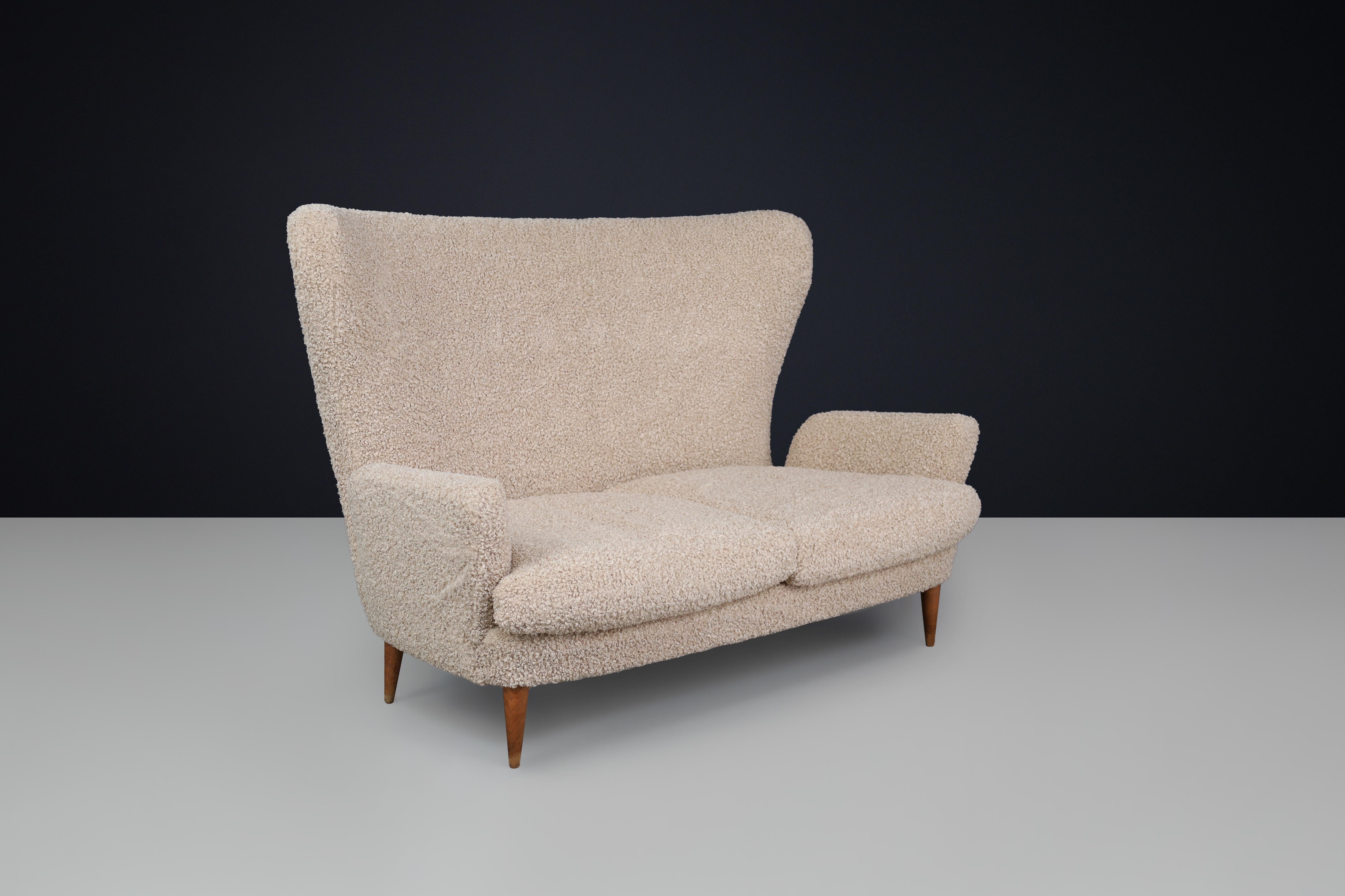 Mid-Century Modern Sofa by Emilio Sala & Giorgio Madini in New Teddy Upholstery. In Good Condition For Sale In Almelo, NL
