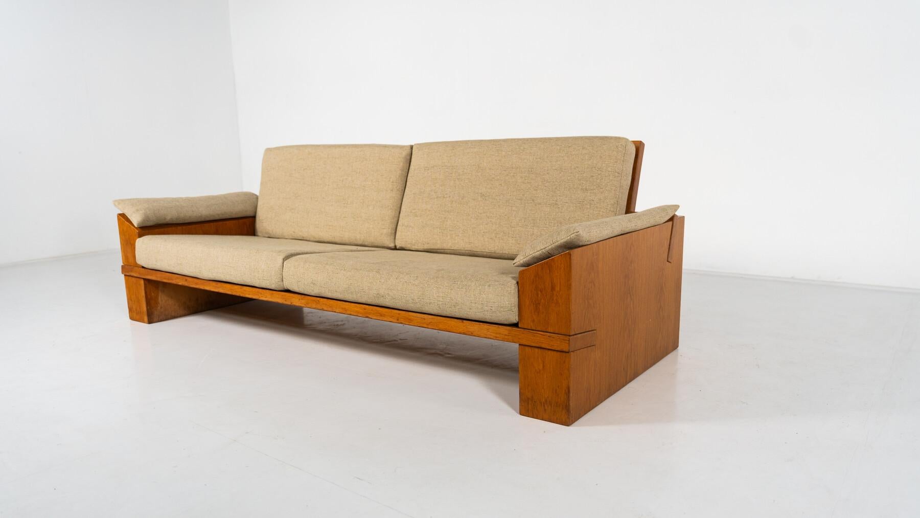 Canapé moderne du milieu du siècle par Guiseppe Rivadossi, bois et tissu Italie, 1970 - New Upholstery