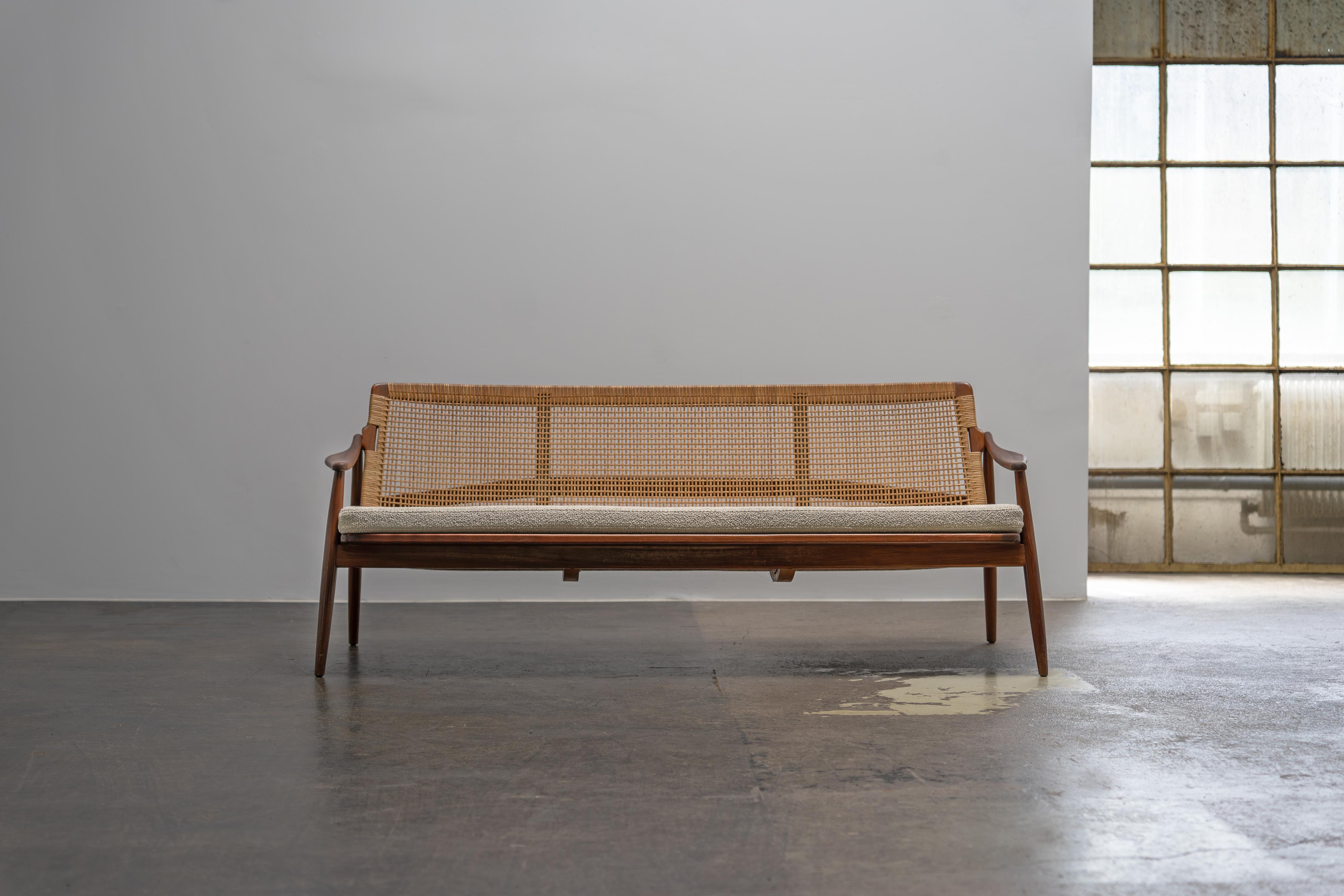 Canapé des années 1950 par Hartmut Lohmeyer pour Wilkhahn. Cadre en teck filigrané avec dossier en baston. Nouvelle sellerie en tissu de haute qualité à armure grossière. Excellent état avec des signes d'ancienneté.