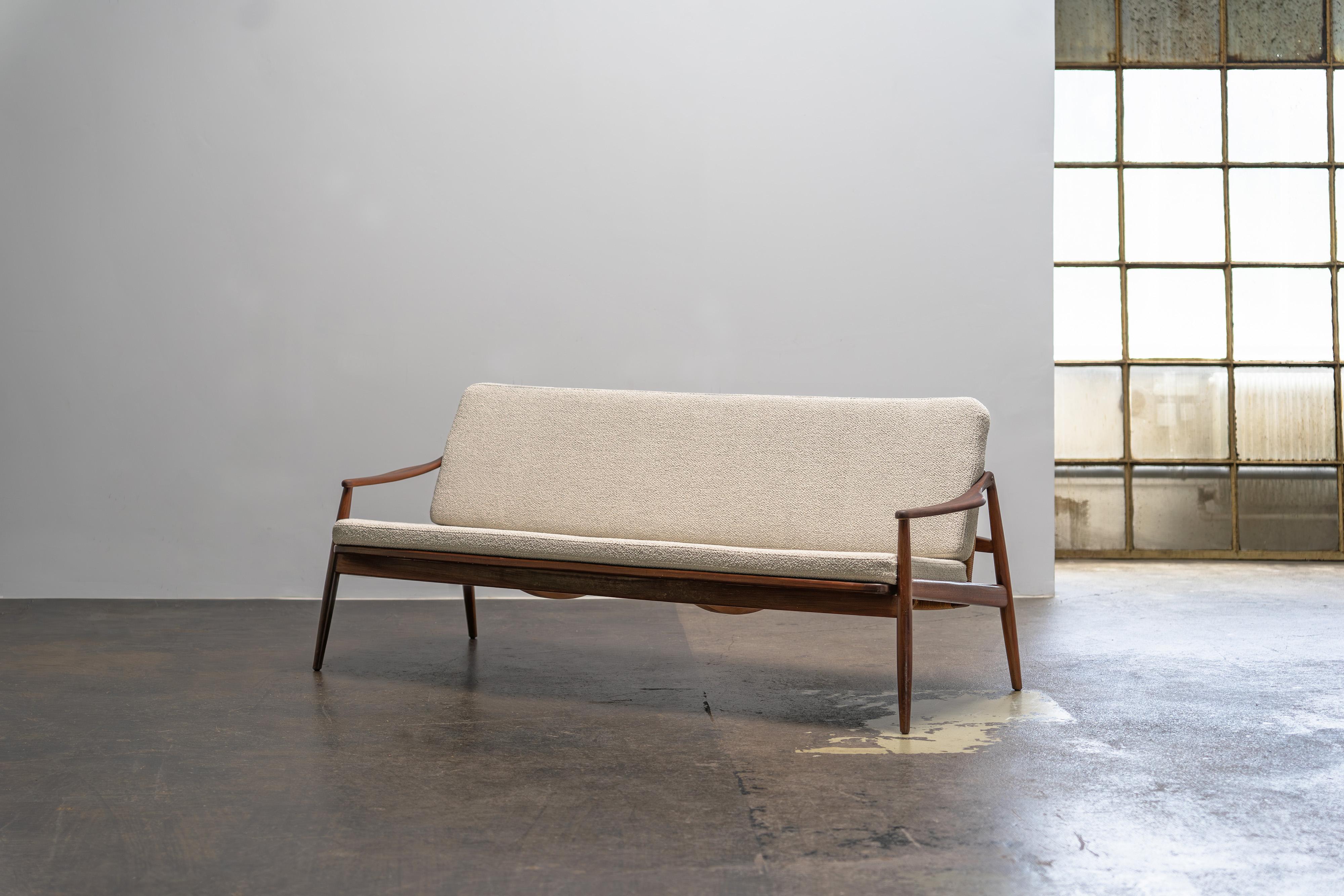 Allemand Canapé moderne du milieu du siècle par Hartmut Lohmeyer pour Wilkhahn, teck et rotin, années 1950 en vente