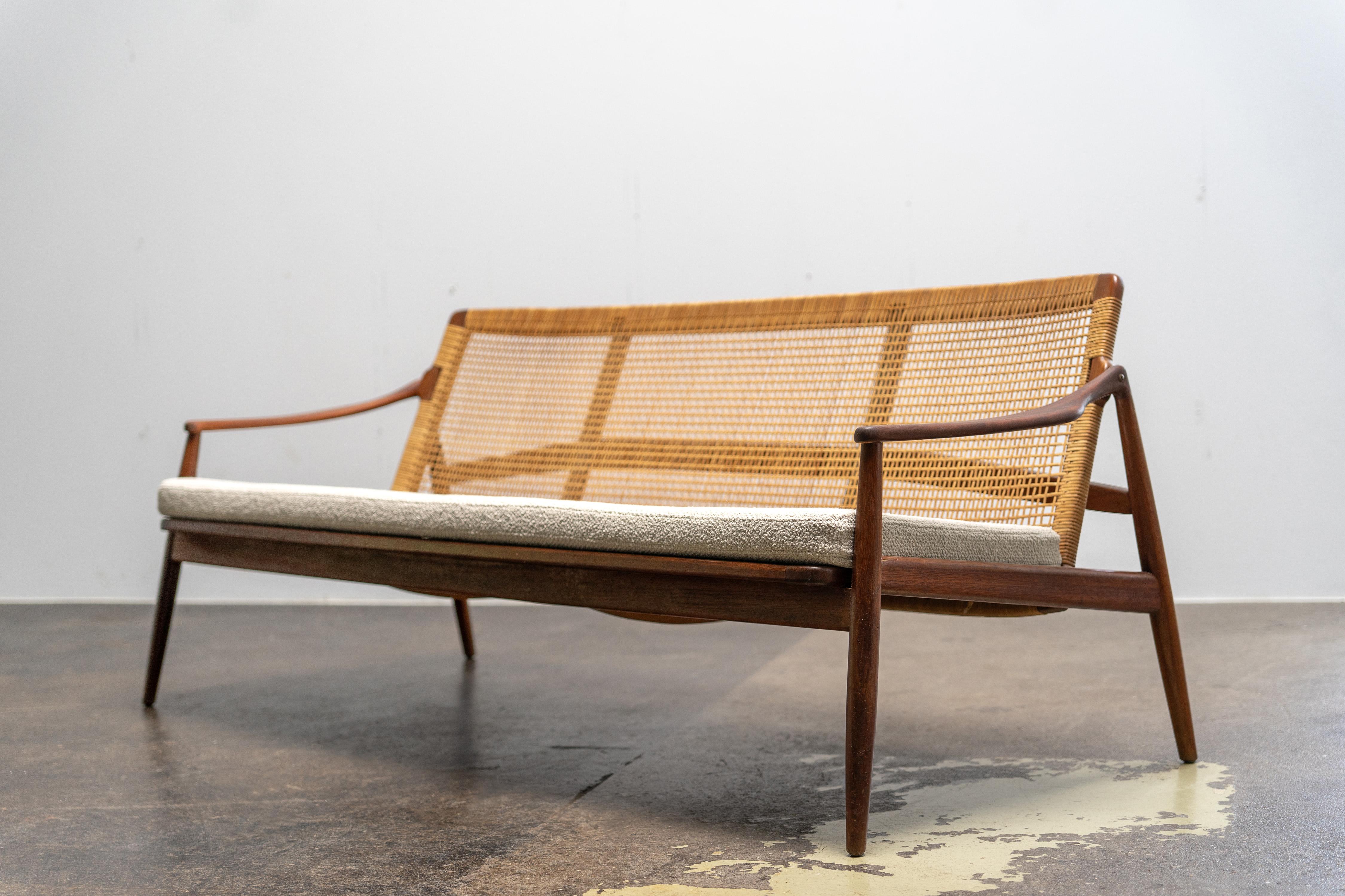 Canapé moderne du milieu du siècle par Hartmut Lohmeyer pour Wilkhahn, teck et rotin, années 1950 Bon état - En vente à Rosendahl, DE