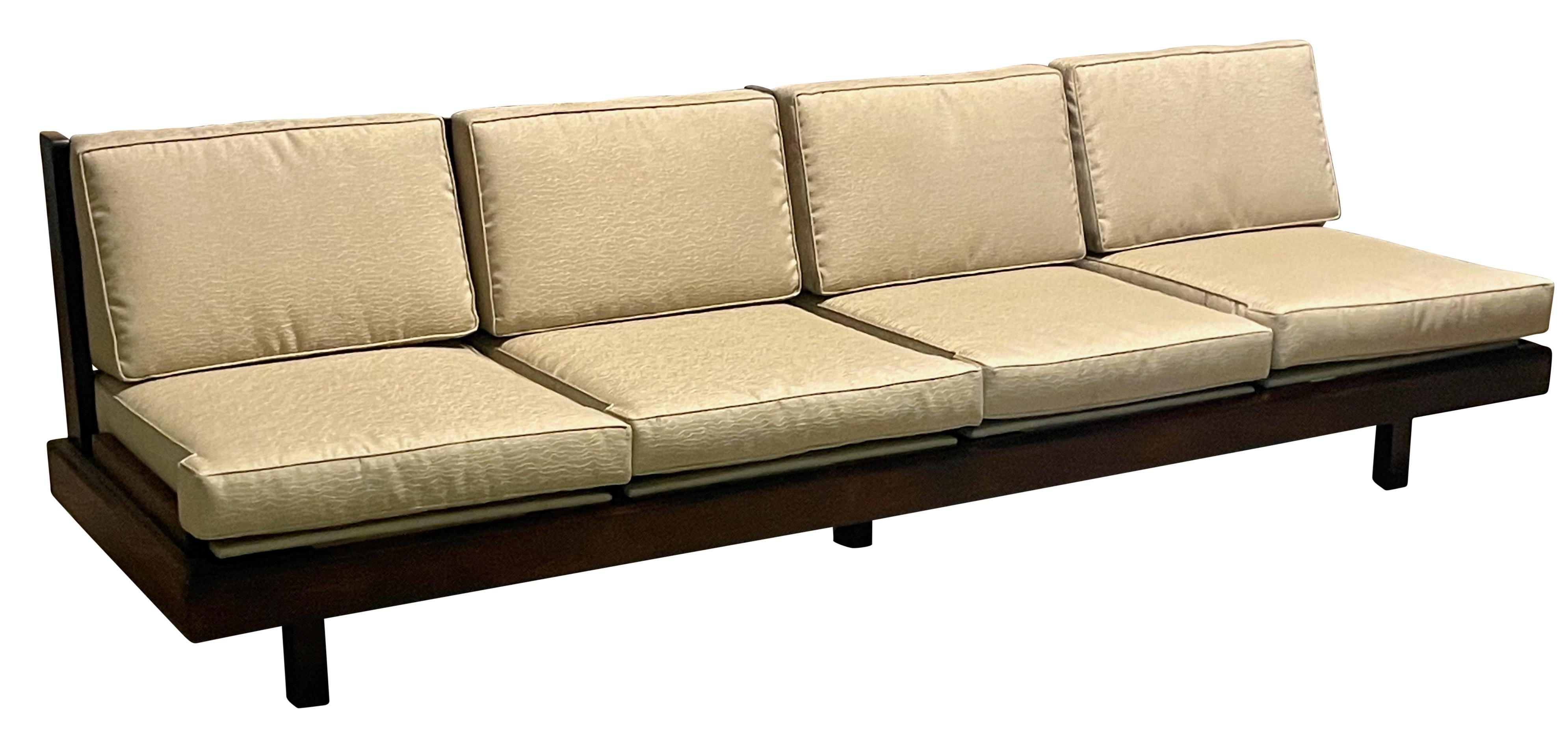 Muy deseable sofá brasileño de cuatro plazas de palisandro de mediados del siglo XX con cojines tapizados
Fabricado por Tenreiro Moveis e Decoraçaos
Brasil, década de 1960
Retapizado hace unos años en idéntico patrón y tejido que el original. La