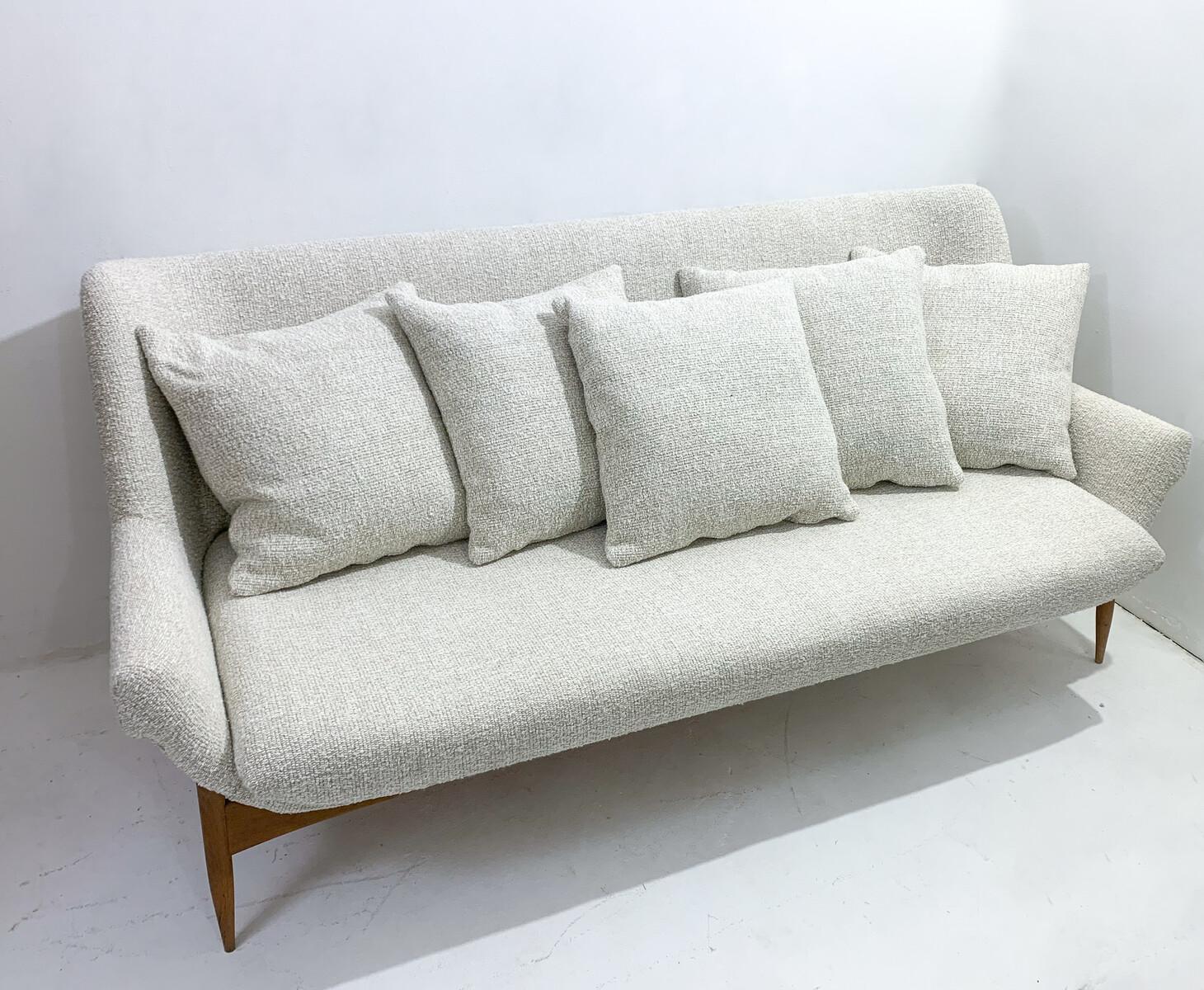 Mid-Century Modern Sofa by Julia Gaubek, Beige Upholstery, Hungary, 1950s In Good Condition For Sale In Brussels, BE