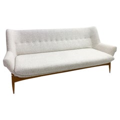 Modernes Sofa aus der Mitte des Jahrhunderts von Julia Gaubek, beigefarbene Polsterung, Ungarn, 1950er Jahre