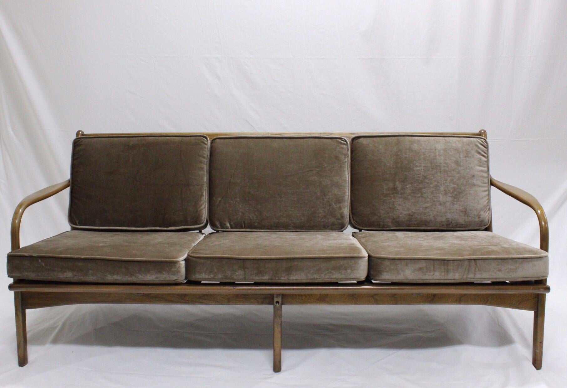 We present you this exquisite Sofa of the extinct furniture factory 