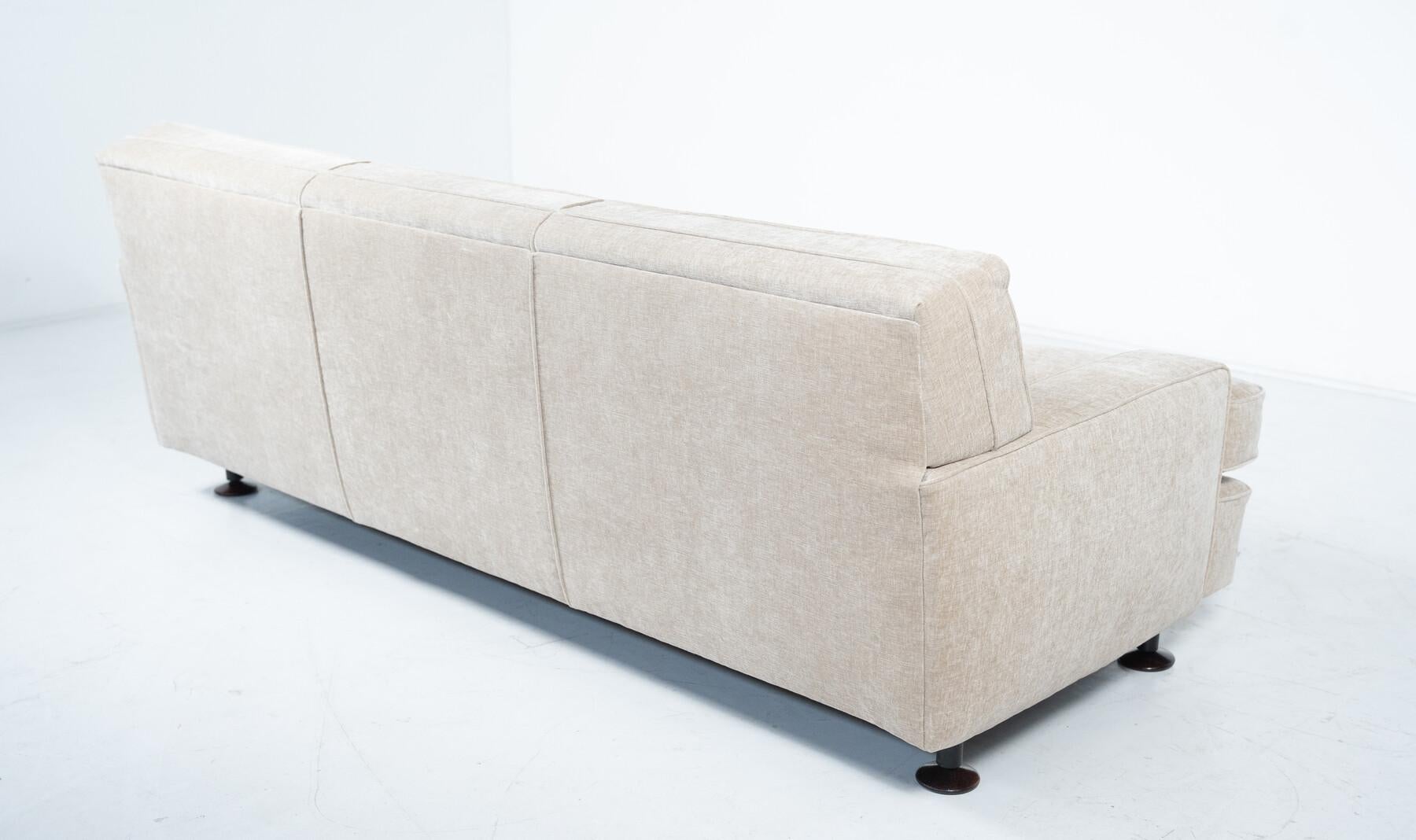 Modernes Sofa aus der Mitte des Jahrhunderts von Marco Zanuso für Arflex, neu gepolstert, 2 Stück verfügbar im Angebot 3