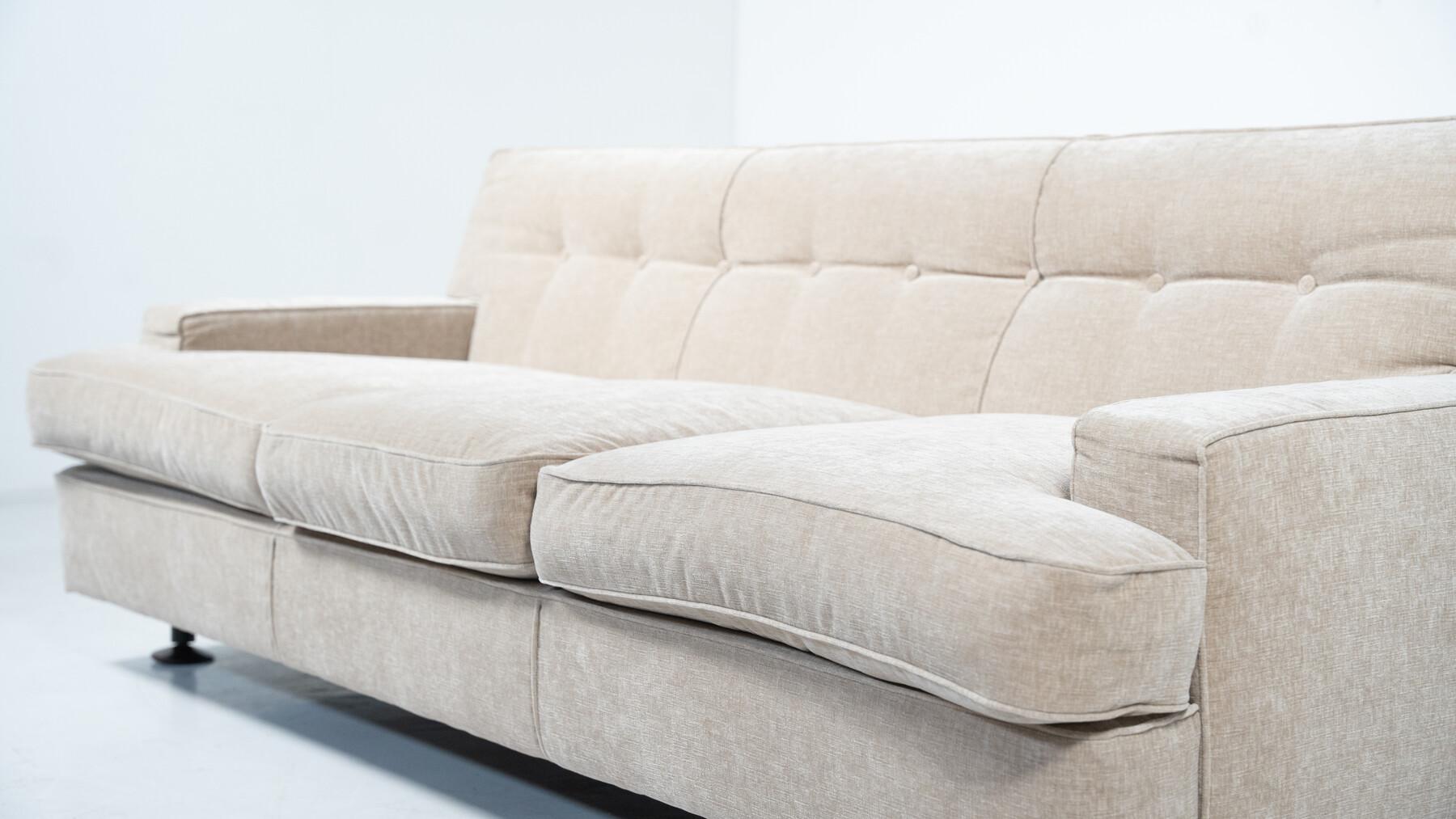 Modernes Sofa aus der Mitte des Jahrhunderts von Marco Zanuso für Arflex, neu gepolstert, 2 Stück verfügbar (Italienisch) im Angebot
