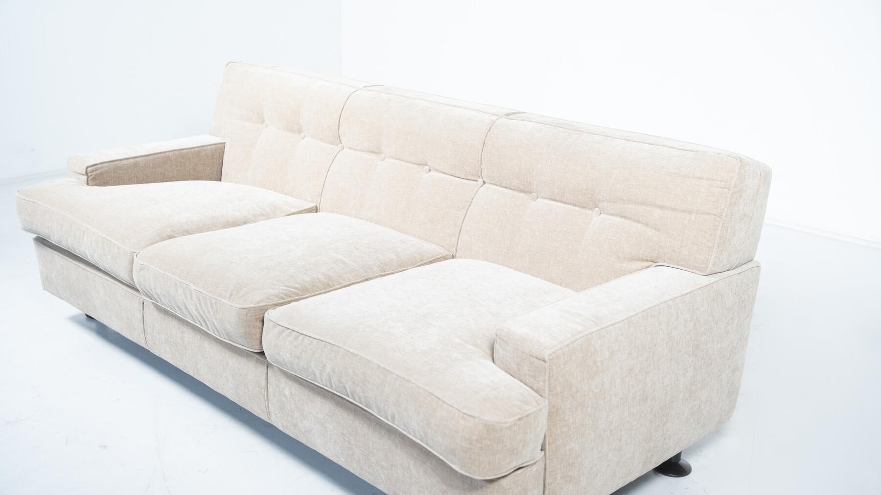 Modernes Sofa aus der Mitte des Jahrhunderts von Marco Zanuso für Arflex, neu gepolstert, 2 Stück verfügbar im Zustand „Gut“ im Angebot in Brussels, BE