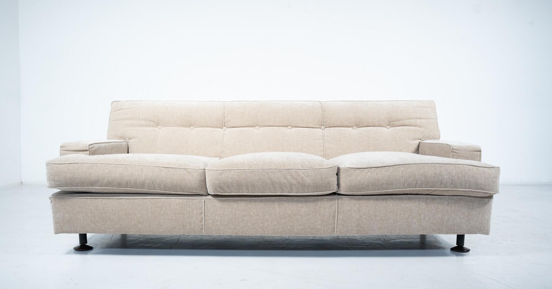 Modernes Sofa aus der Mitte des Jahrhunderts von Marco Zanuso für Arflex, neu gepolstert, 2 Stück verfügbar (Stoff) im Angebot