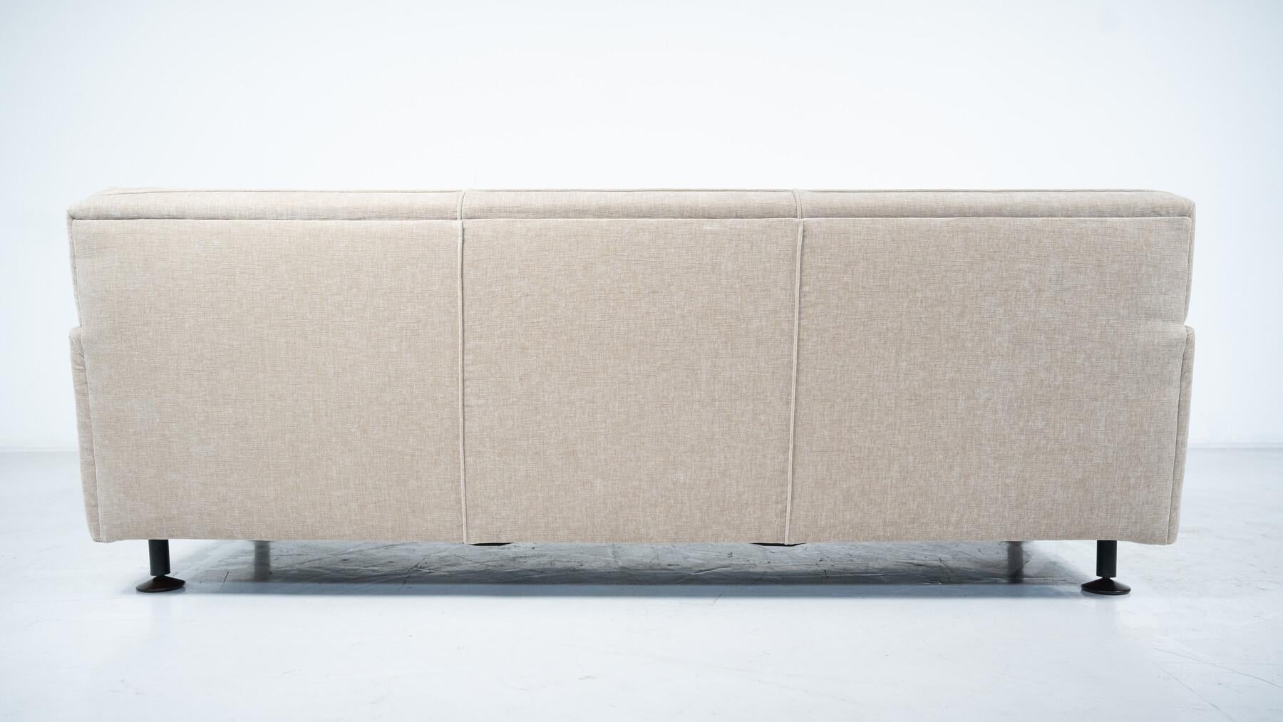 Modernes Sofa aus der Mitte des Jahrhunderts von Marco Zanuso für Arflex, neu gepolstert, 2 Stück verfügbar im Angebot 2