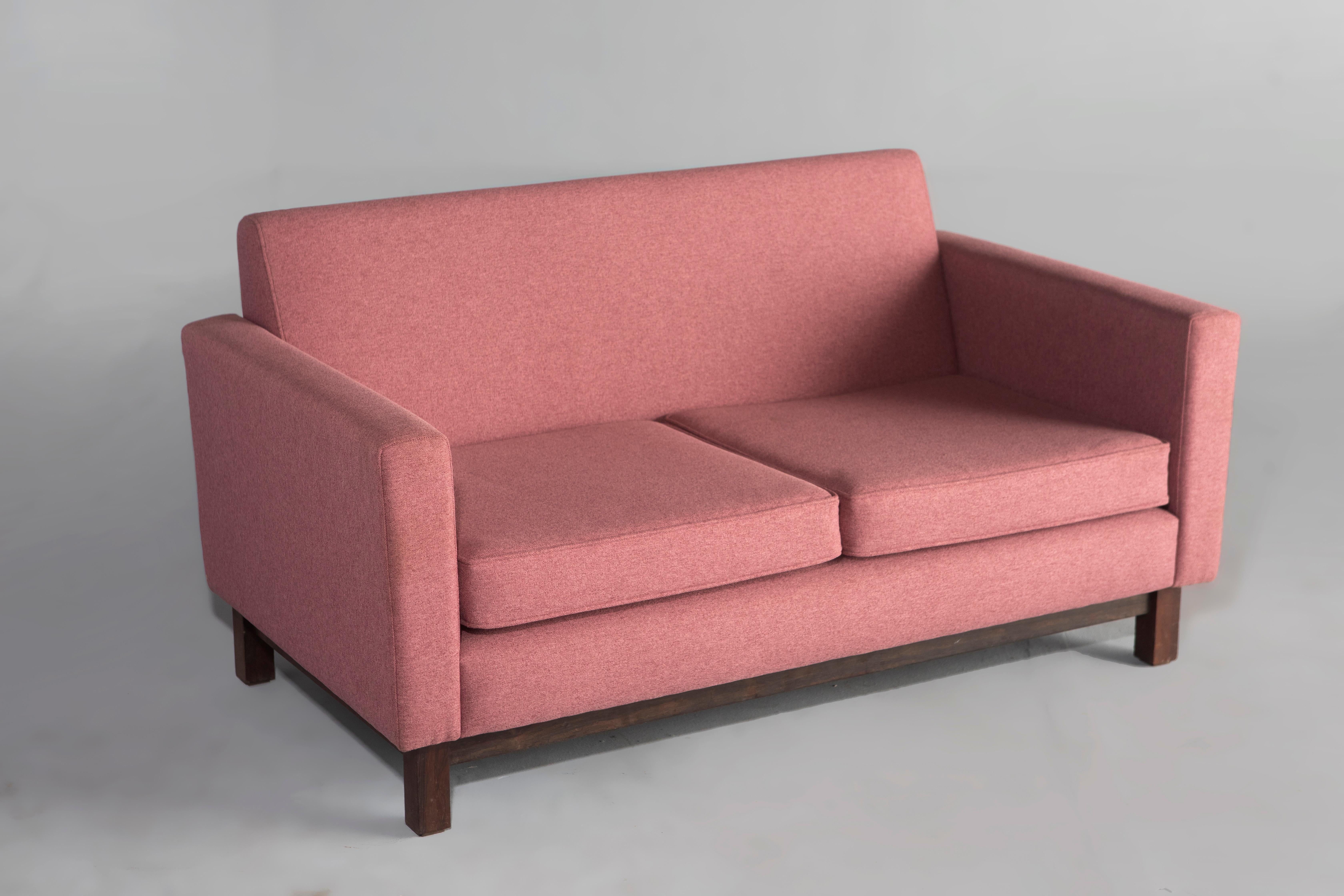 Mid-Century Modern sofa by Sergio Rodrigues, Brazil, 1960s

The two-seater sofa designed by Sergio Rodrigues and manufactured by OCA in Brazil in the 1960s is a timeless piece of furniture that effortlessly combines style and comfort. 

The sofa's