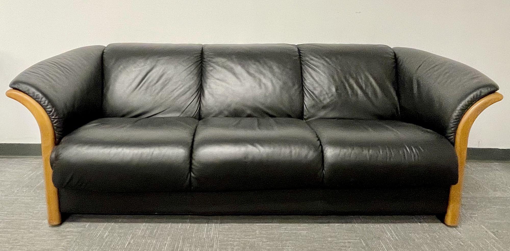 Modernes Sofa aus der Mitte des Jahrhunderts, Kommode, Holzbesatz, schwarzes Leder im Zustand „Gut“ im Angebot in Stamford, CT