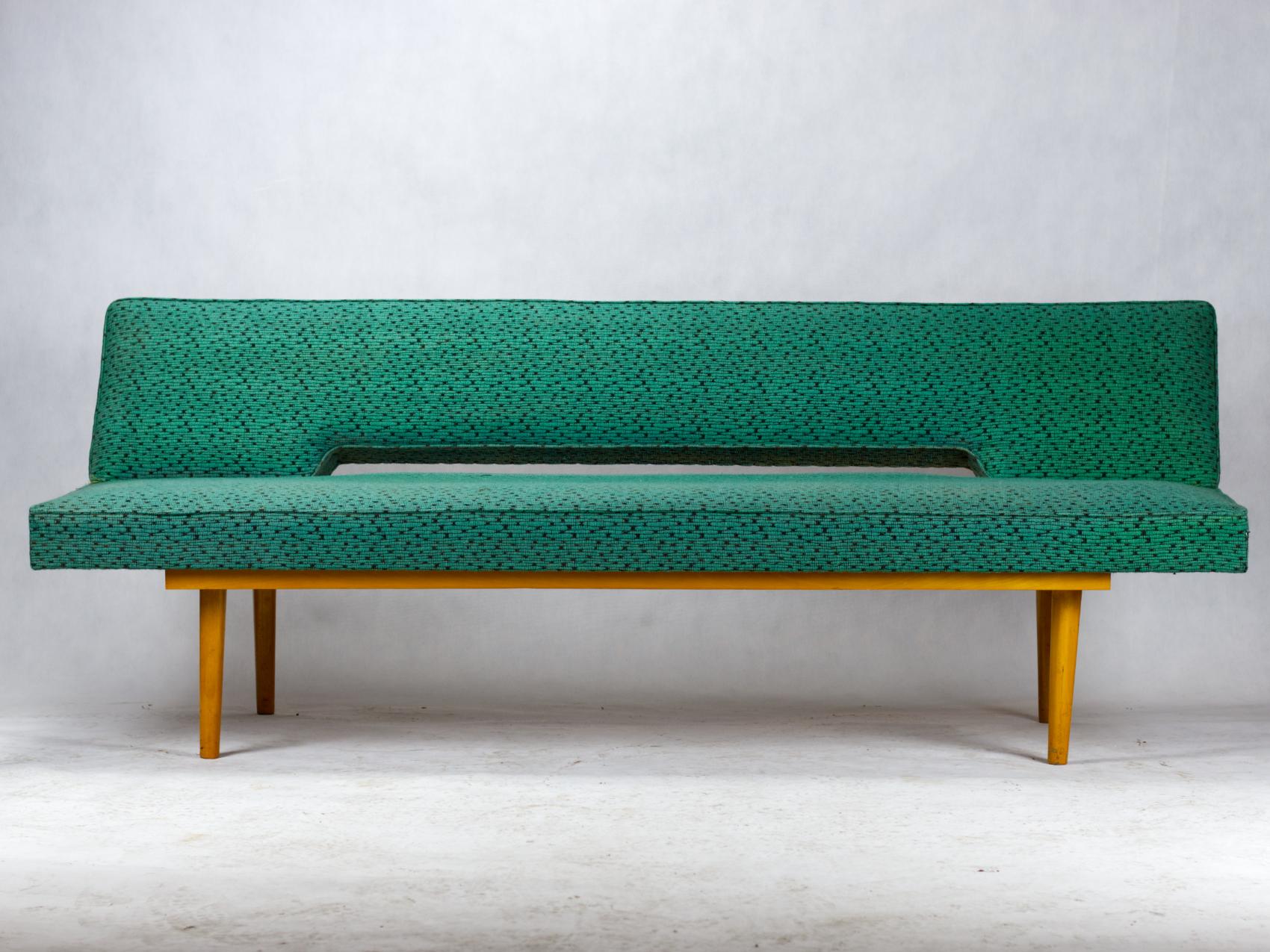 Ce canapé a été conçu par Miroslav Navratil dans les années 1960 pour Interier Praha, en Tchécoslovaquie. Il présente un cadre en hêtre avec le tissu vert d'origine. Il se replie facilement pour former un lit de 90 cm de large.
État original.