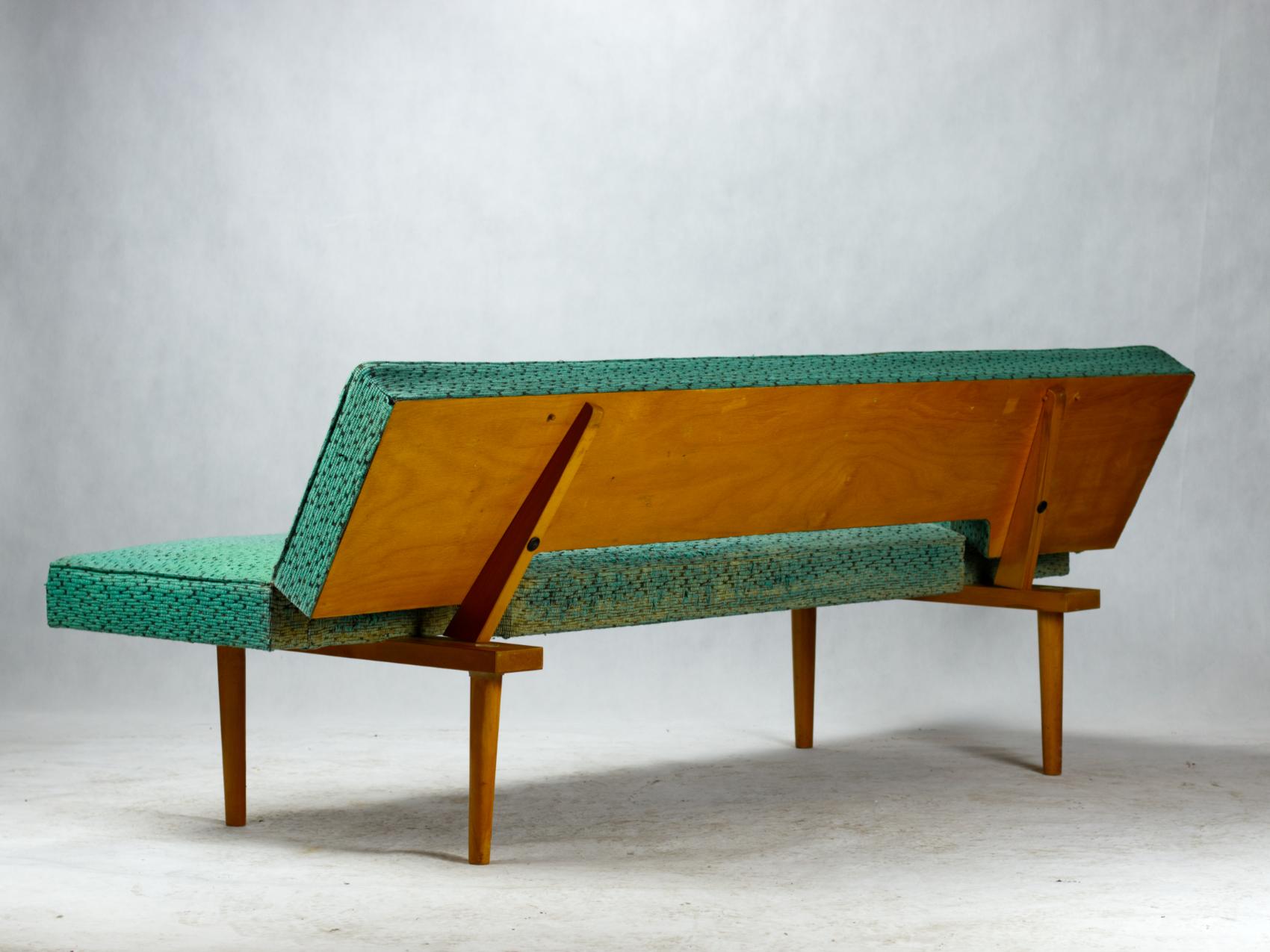 Mid-Century Modern Sofa Daybed by Miroslav Navratil, Czechoslovakia, 1960s For Sale 1
